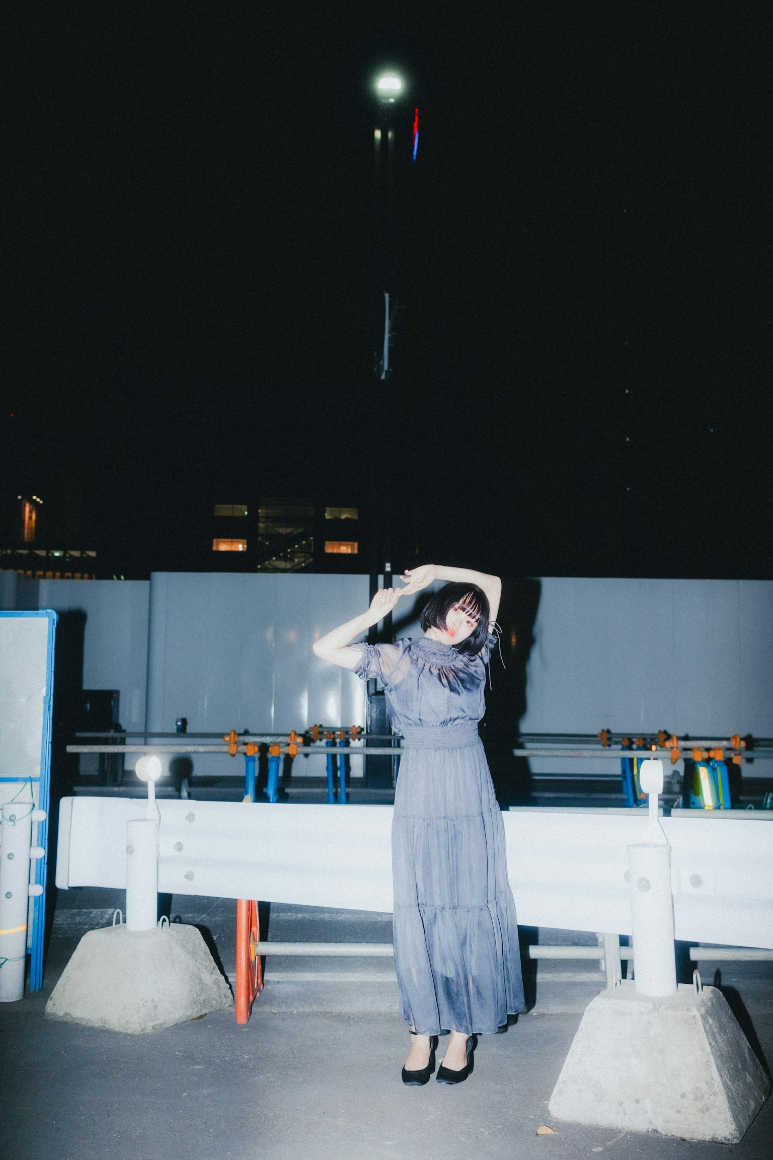 夜晚城市背景下擺姿勢的女性時尚照片