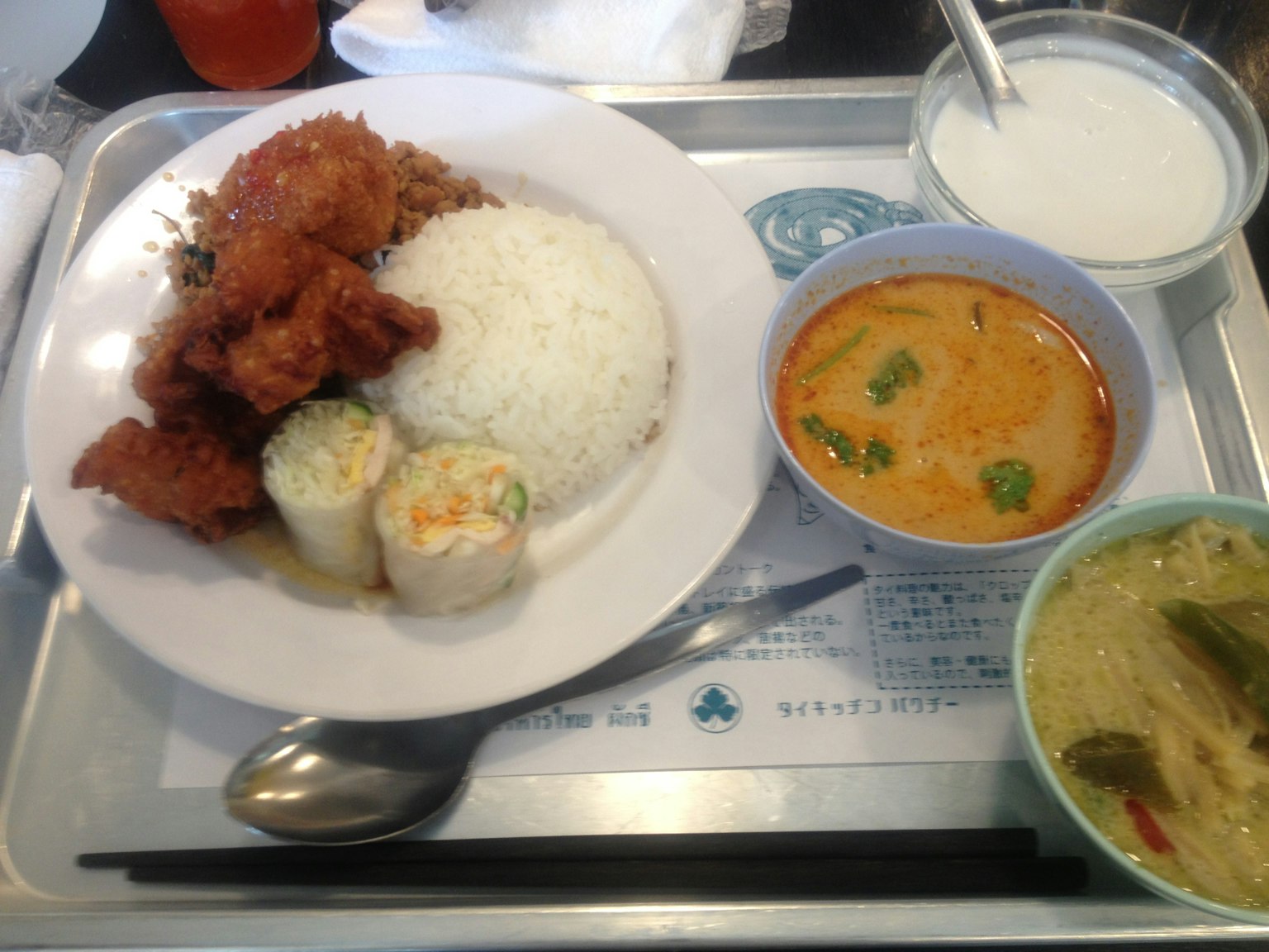 Plato de pollo frito con arroz rollos de sushi y sopa