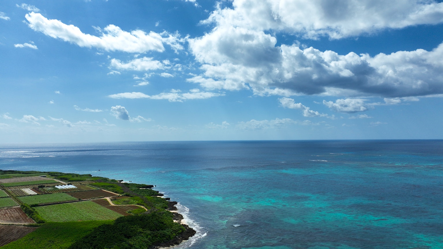 Vista del océano azul y el cielo tierra verde y mar ondulado