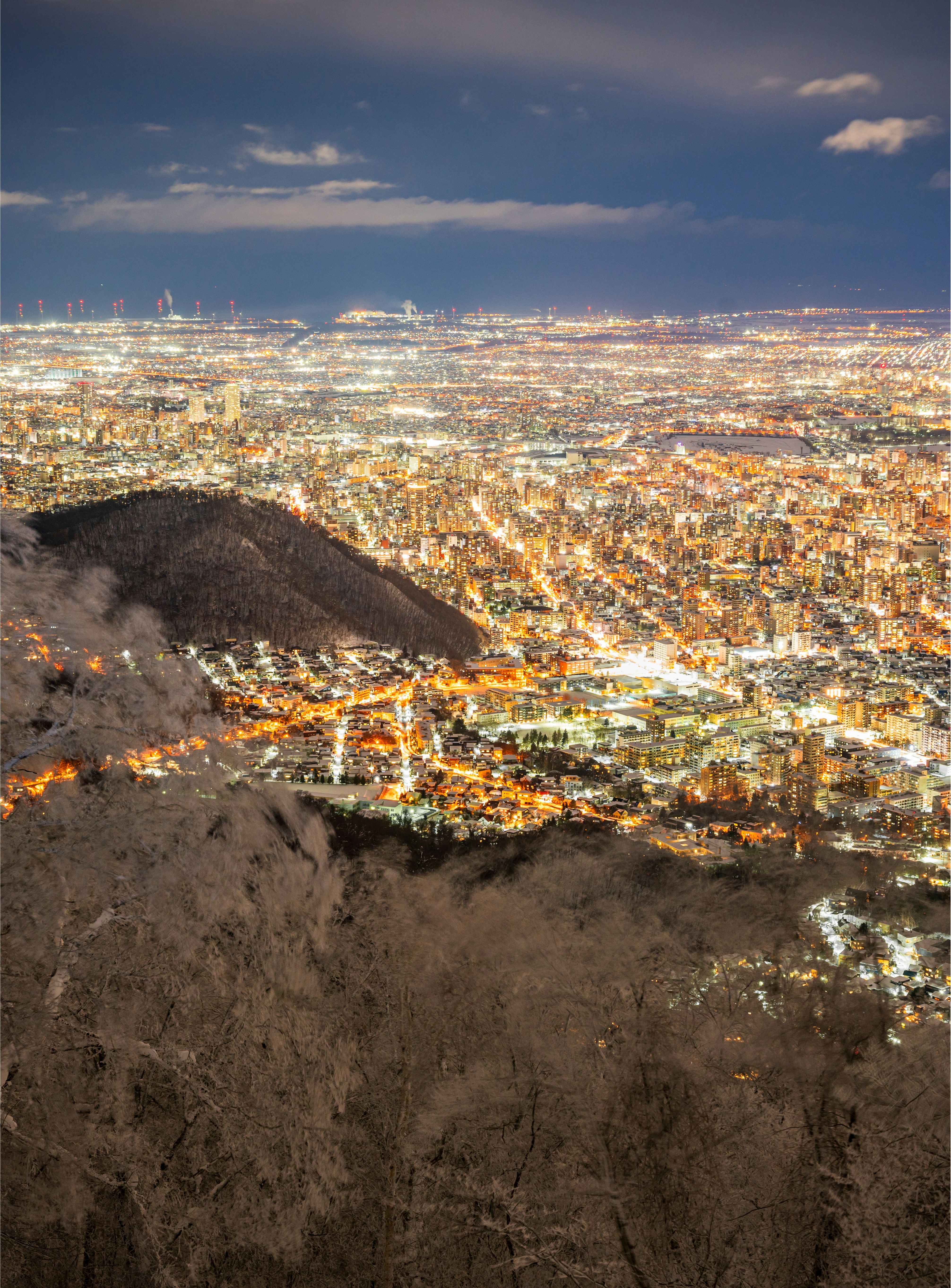 pemandangan kota malam dari puncak bukit