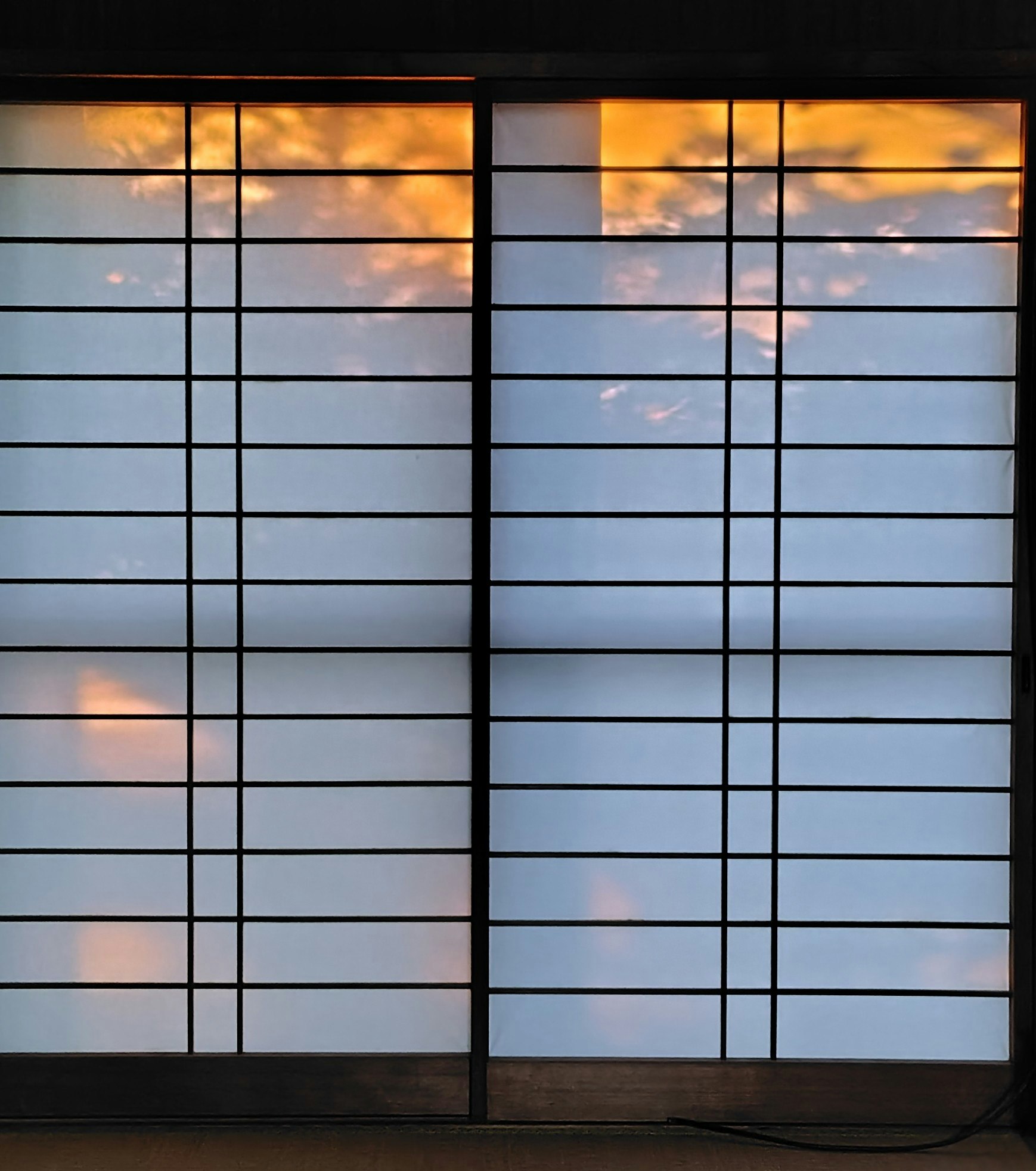 障子の格子越しの夕日と木