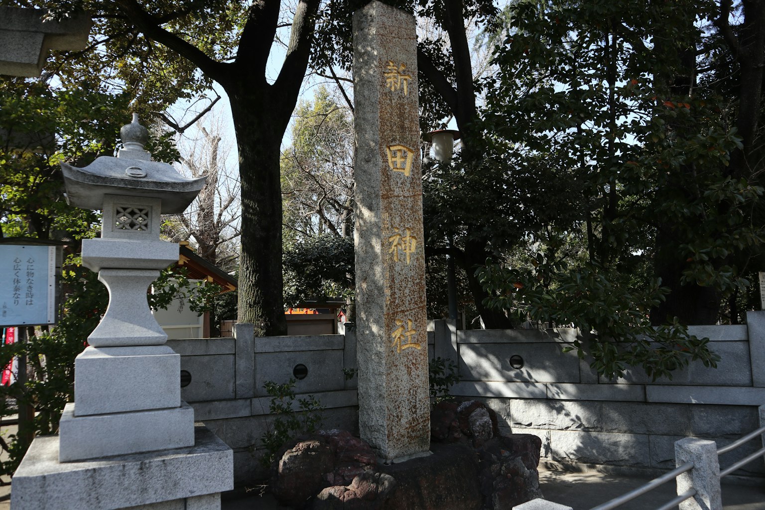 Monumento in pietra e lanterna nel cortile di un santuario