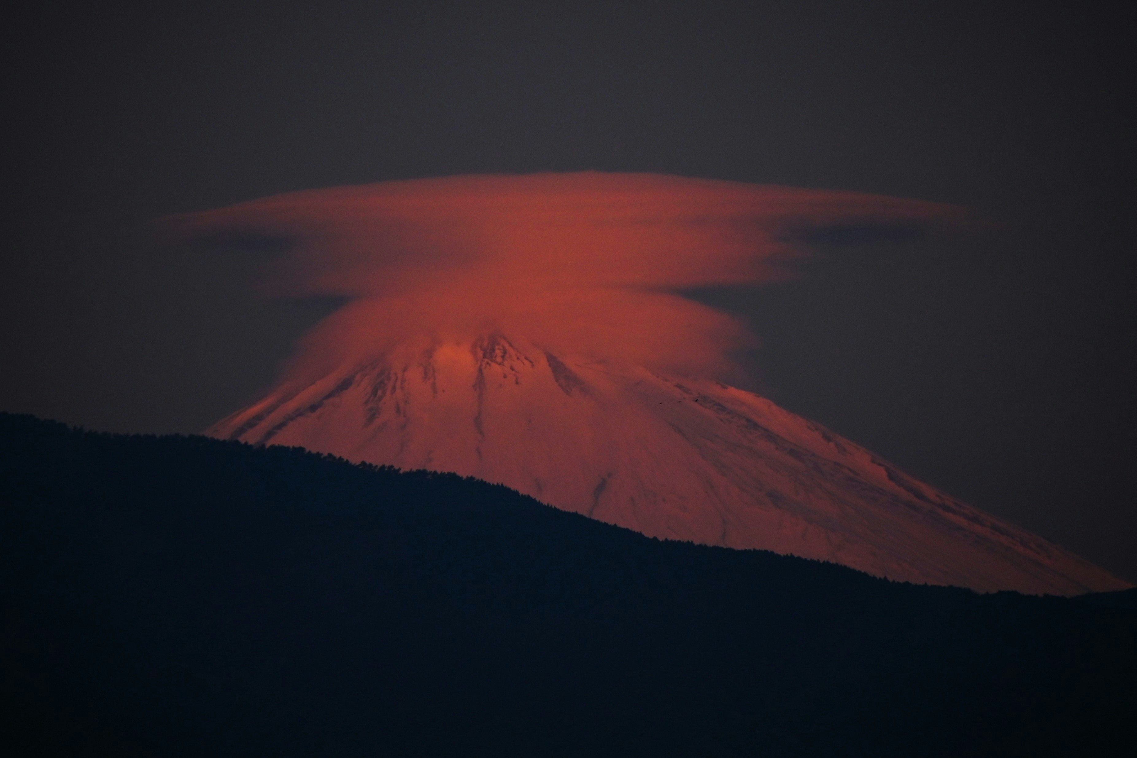 红富士与笠云覆盖下的富士山剪影