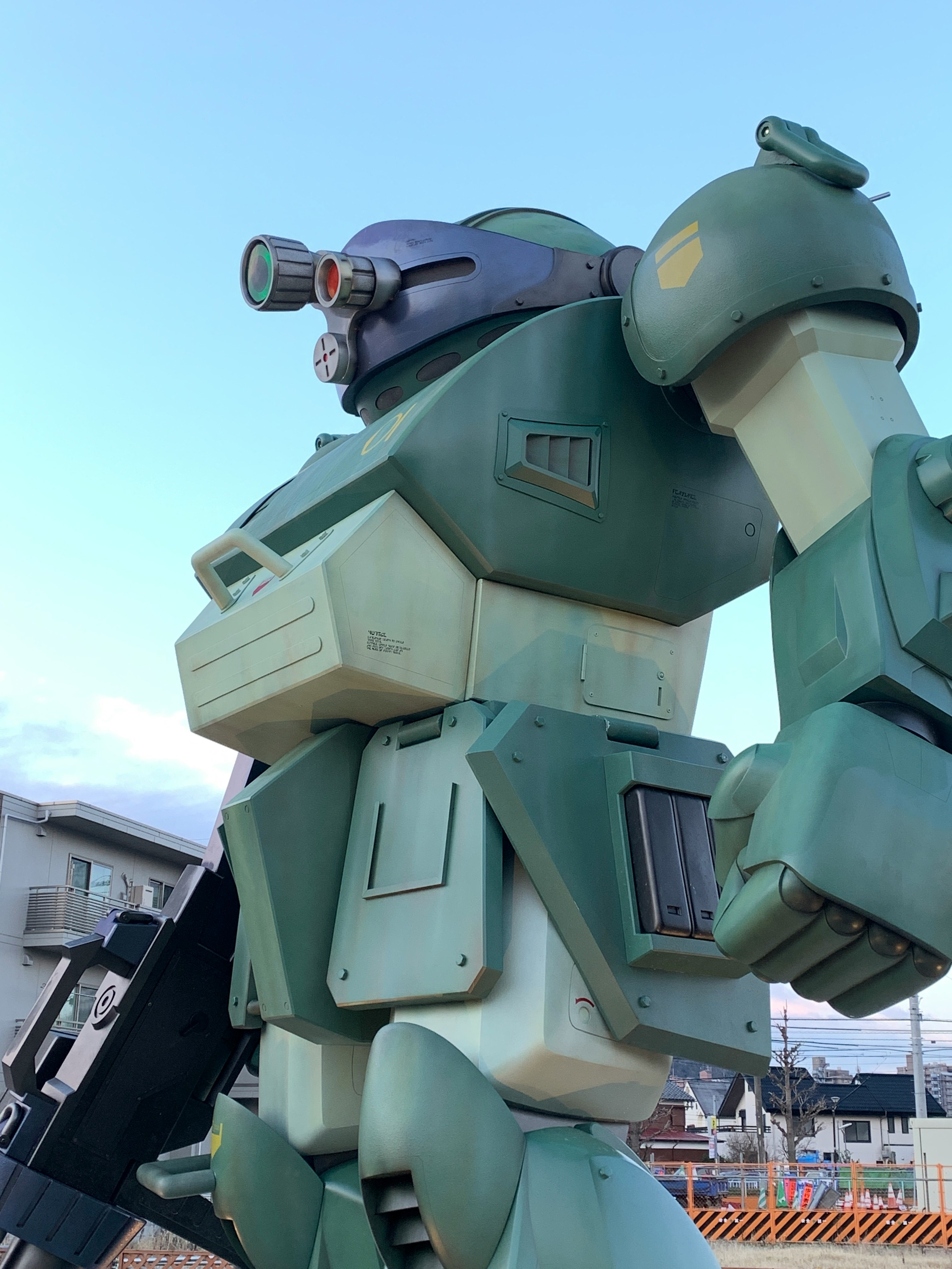 藍天下巨型機器人的頭部與背部