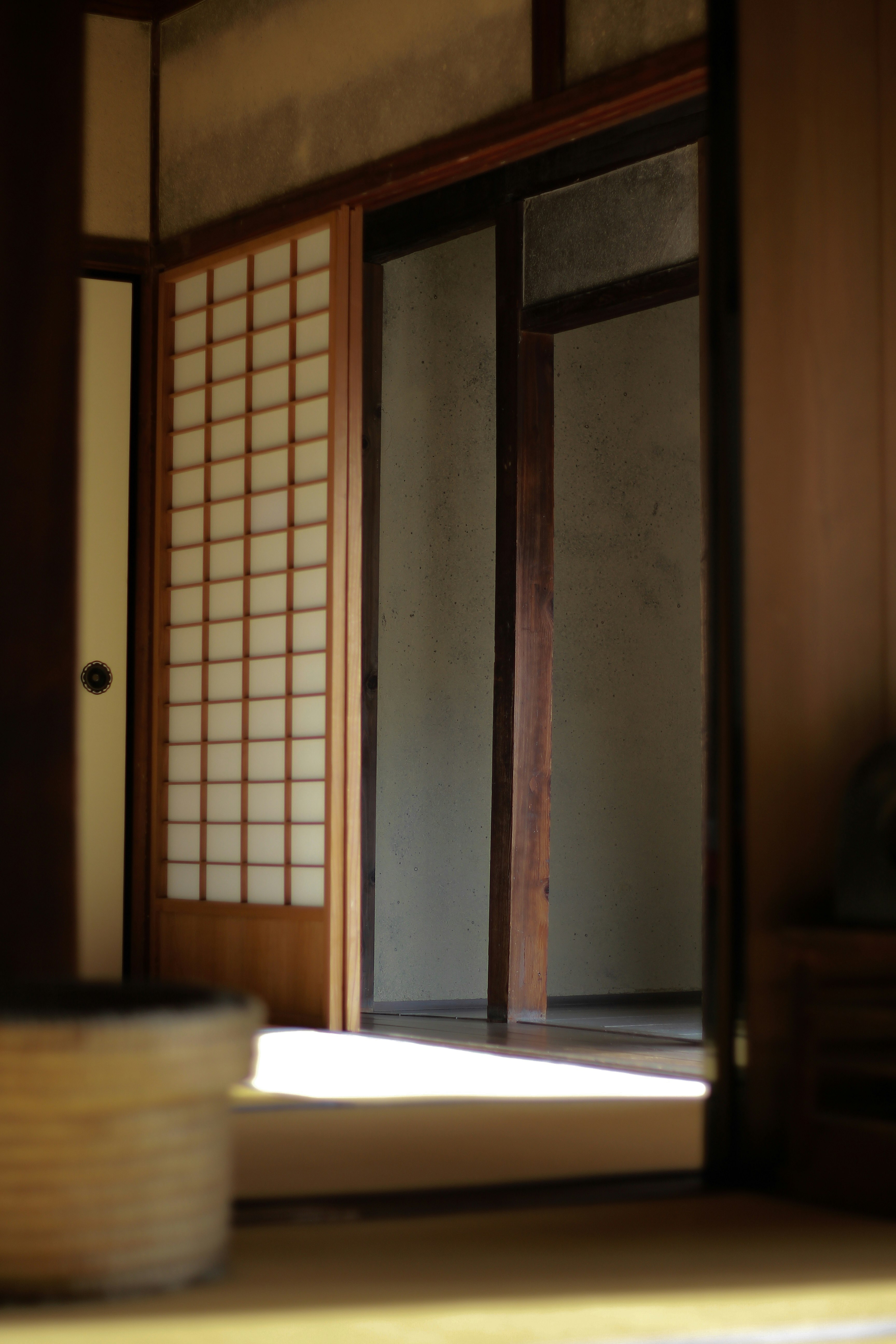 障子と木枠のある和室の室内、差し込む自然光