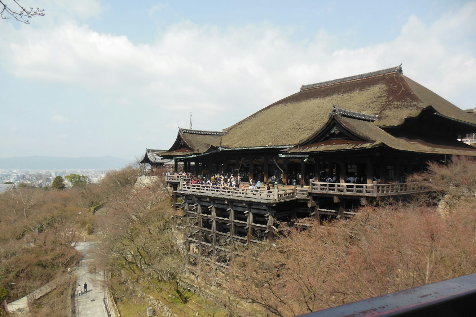 Đền Kiyomizu-dera thể hiện kiến trúc truyền thống và thiên nhiên xung quanh