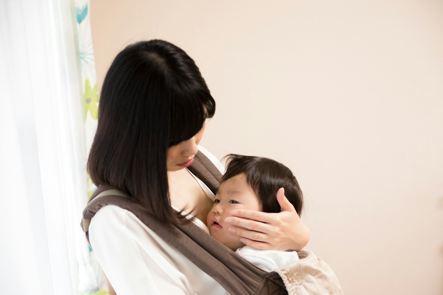 แม่กอดลูกในบรรยากาศอบอุ่นที่มีสีอ่อน