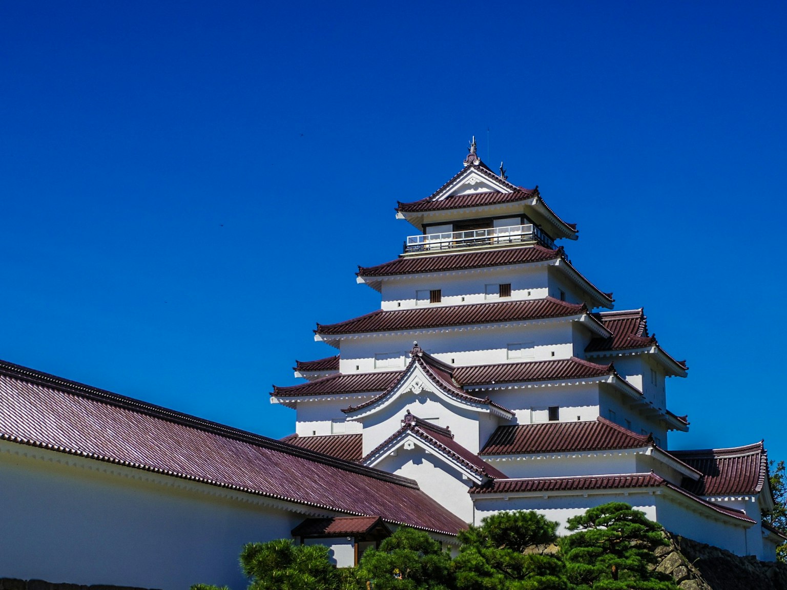 在美麗藍天下矗立的日本城堡建築