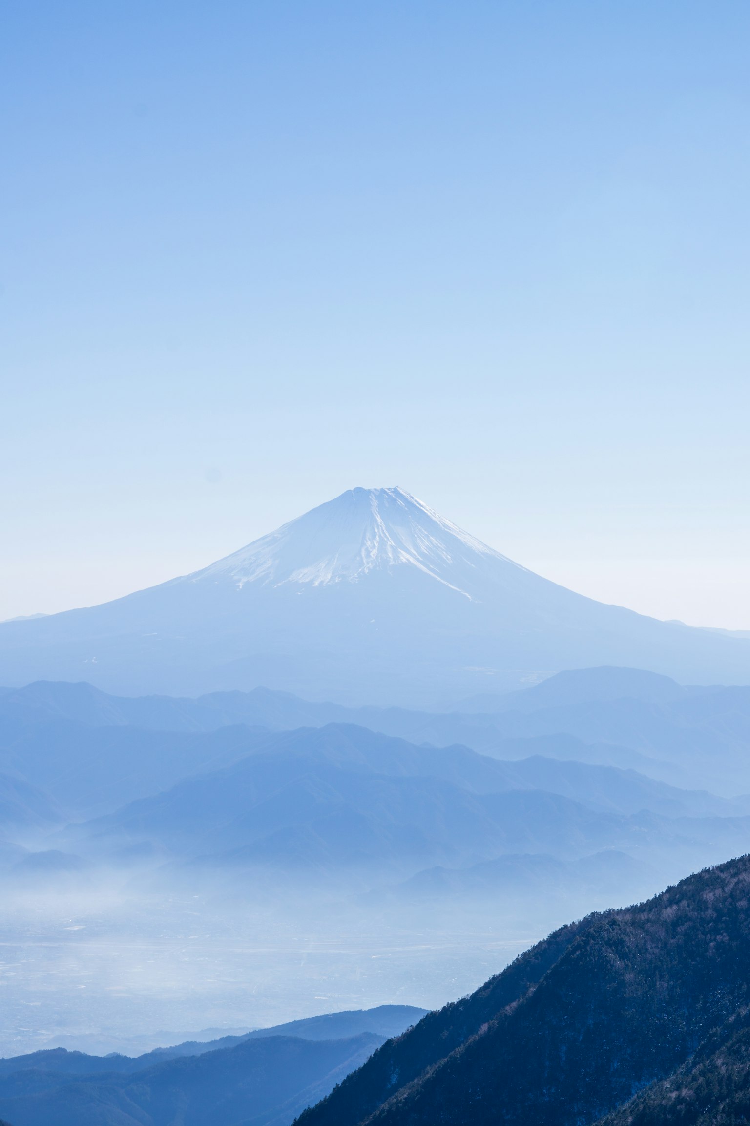 맑은 파란 하늘 아래 후지산의 장엄한 전망