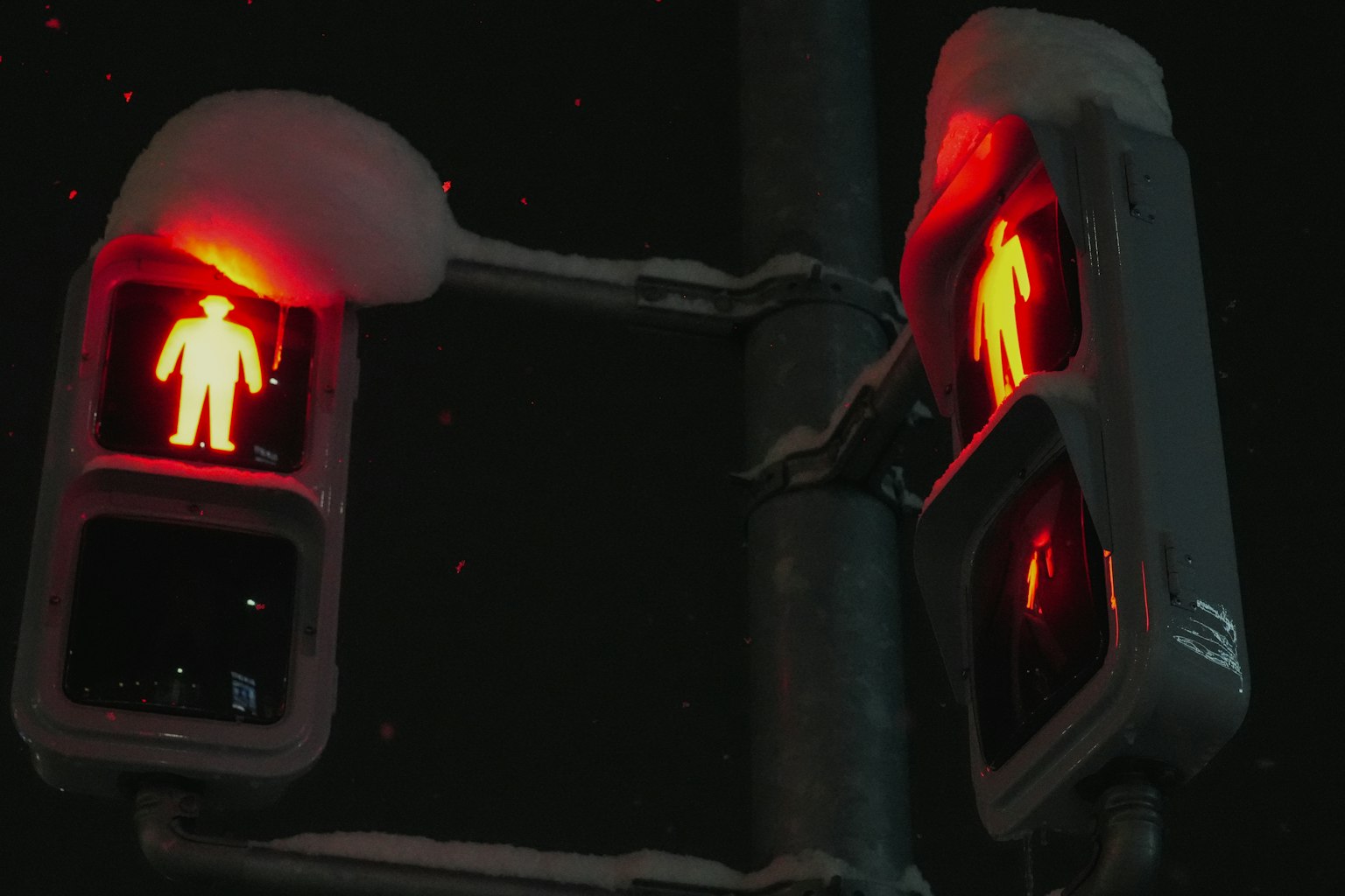 Gambar lampu lalu lintas pejalan kaki yang menampilkan sinyal merah