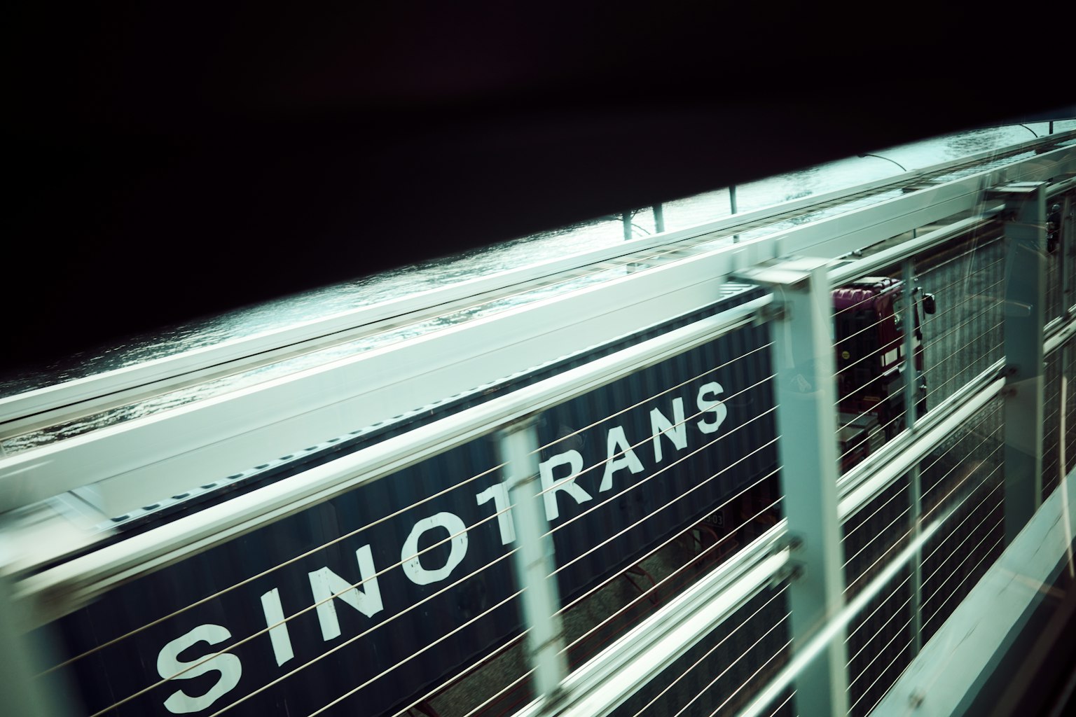 特写图像，展示SINOTRANS标志
