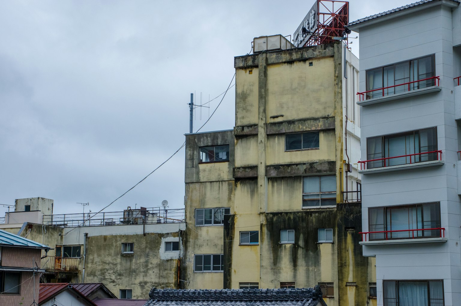 Stadtlandschaft mit einer Mischung aus alten und modernen Gebäuden
