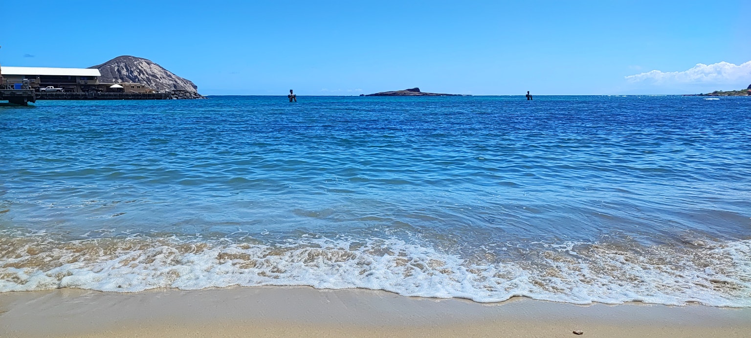 海灘景觀，藍色海洋和柔和的波浪