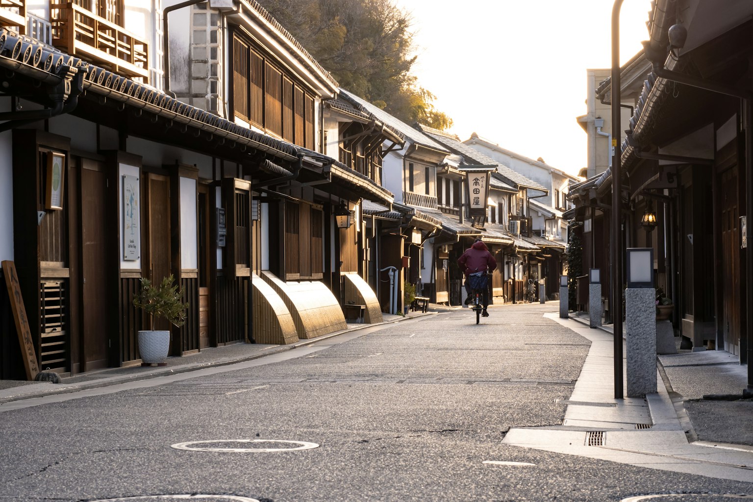 Cảnh đường phố yên tĩnh lúc hoàng hôn với các tòa nhà truyền thống