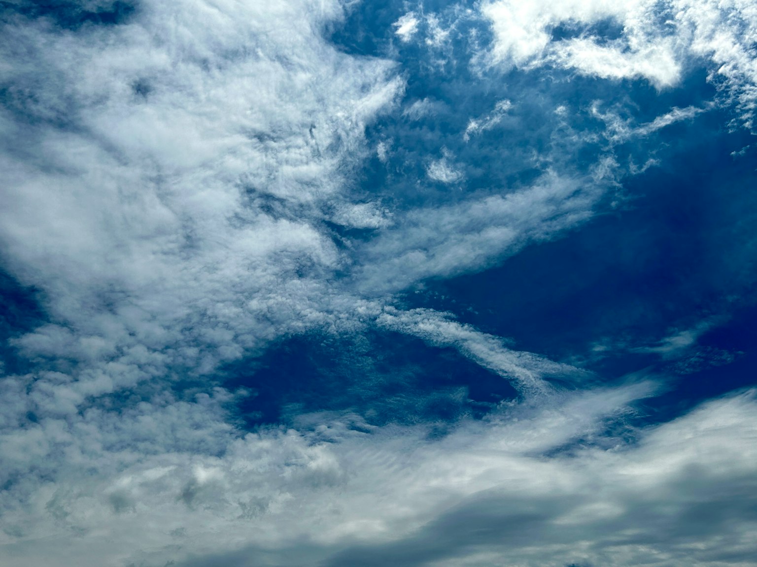 Beau contraste entre le ciel bleu et les nuages blancs