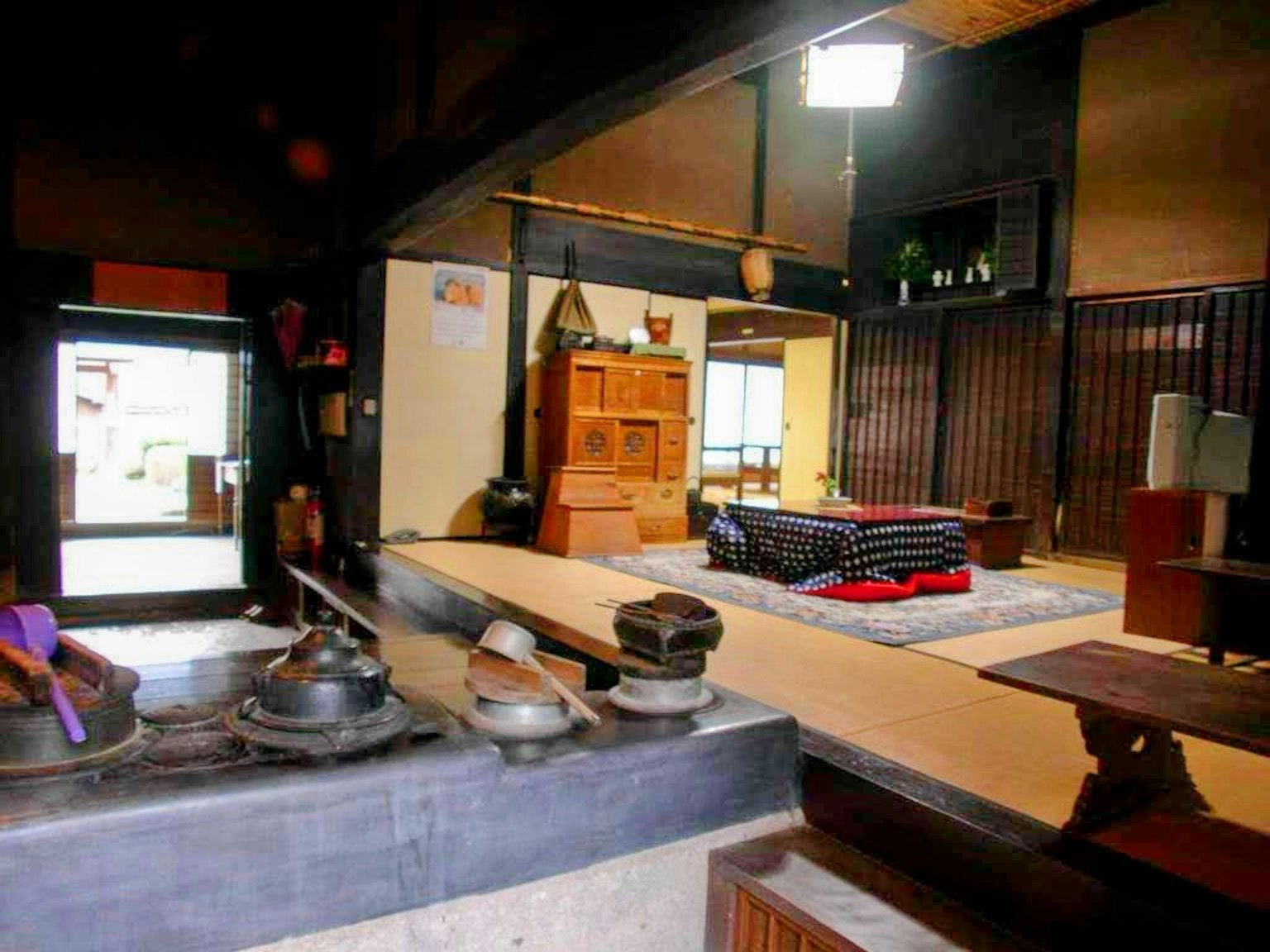 傳統日本房屋的內部景觀,包括廚房和客廳