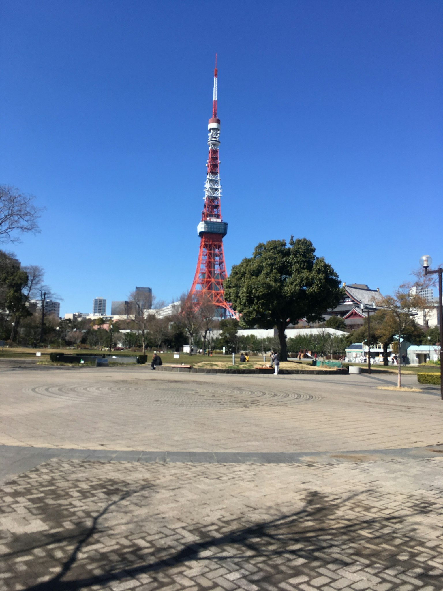 Torre de Tokio erguida bajo un cielo azul despejado