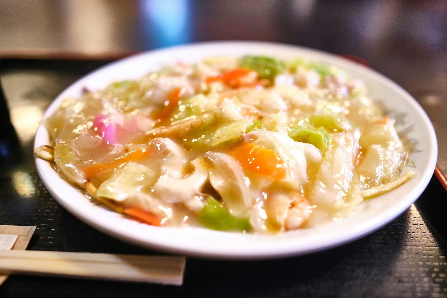 炒菜，配有多彩的蔬菜和雞肉，淋上美味的醬汁