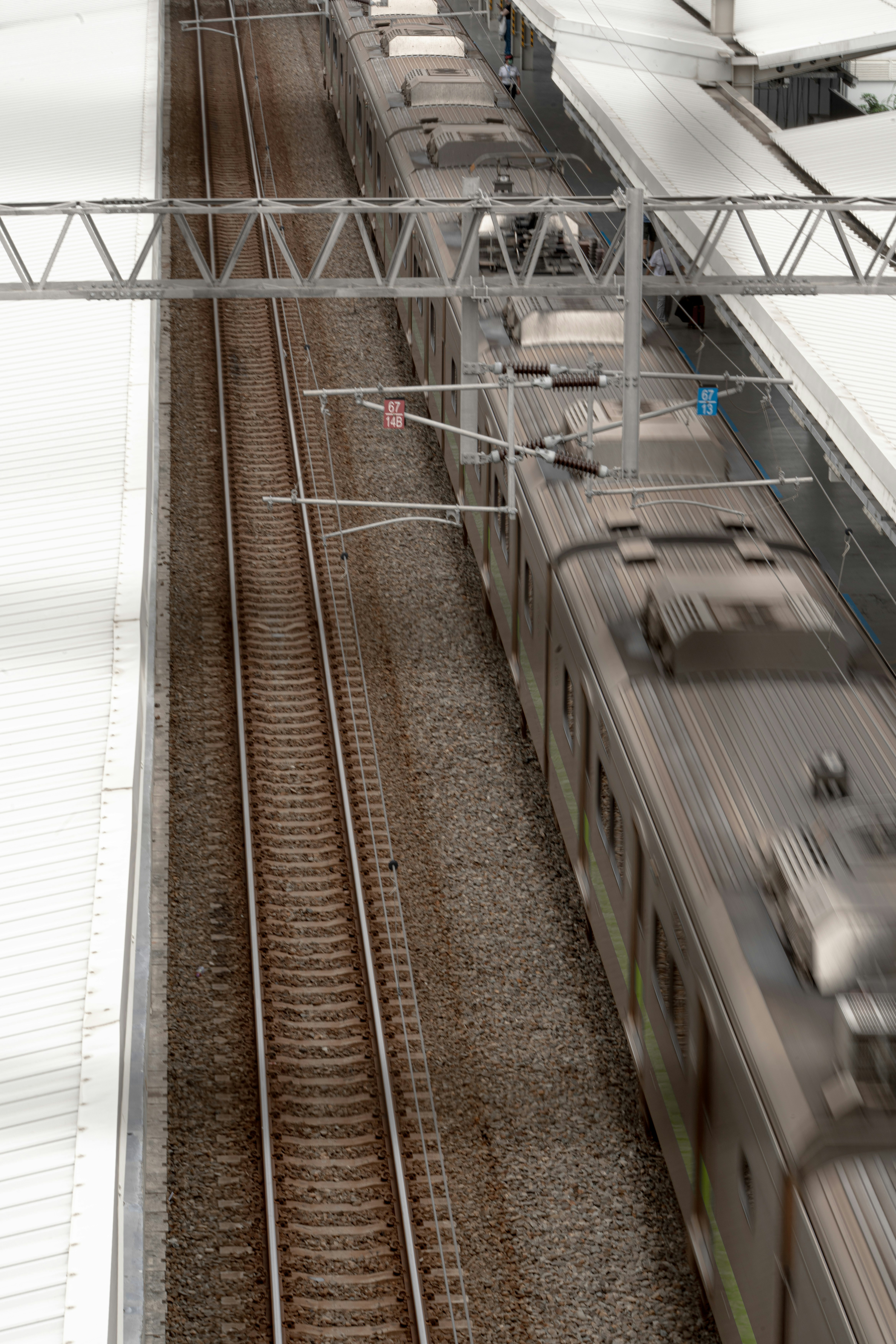 Vue aérienne d'un train sur des voies ferrées