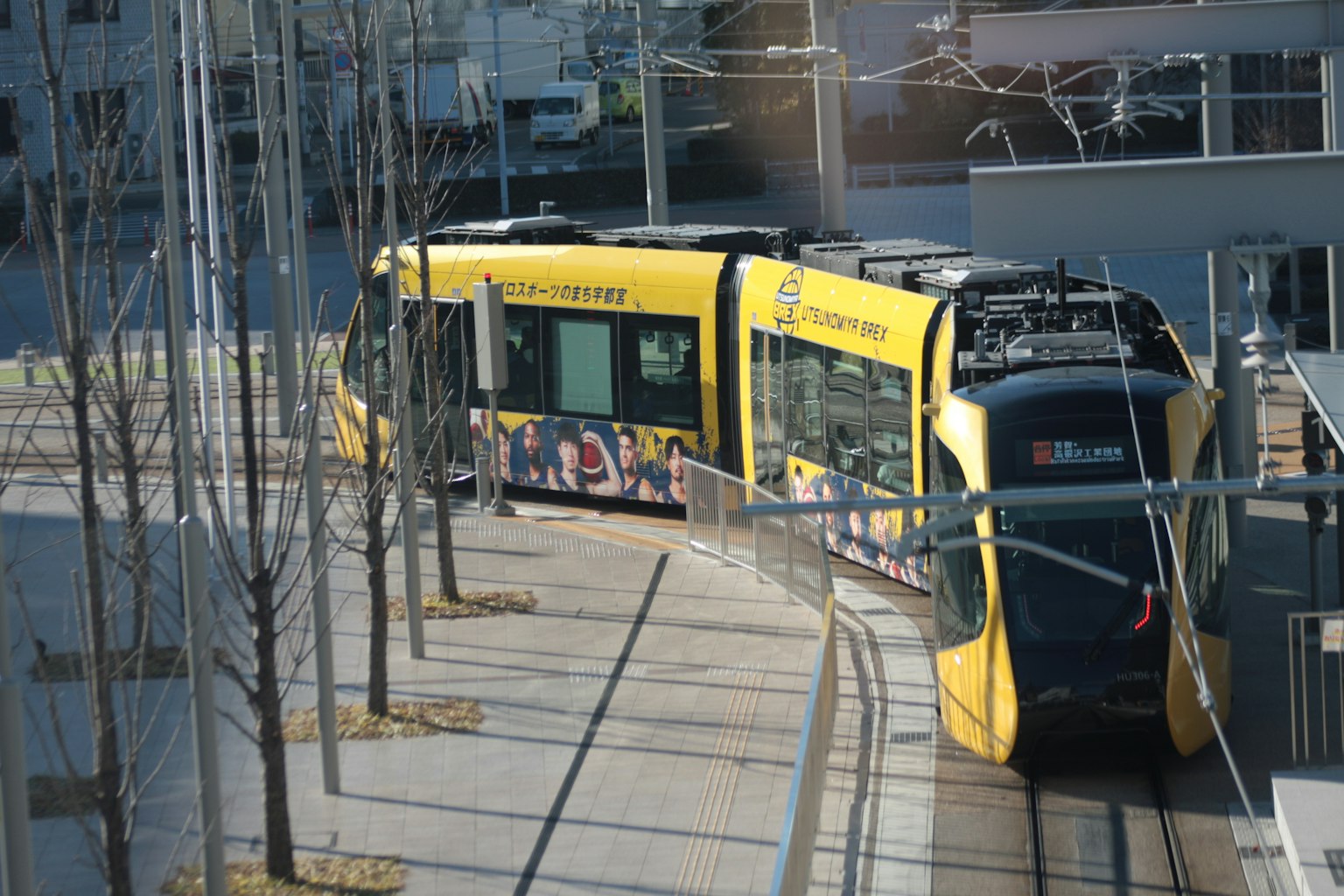 Tram kuning di pemberhentian di area perkotaan