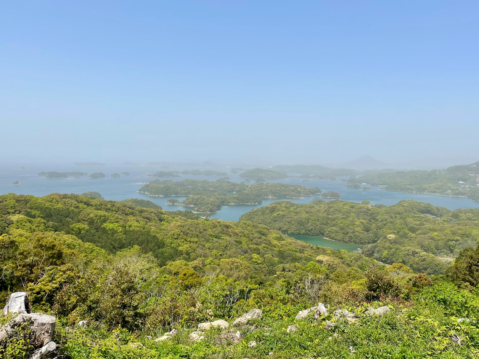 绿色山丘和蓝天的风景，远处有水体