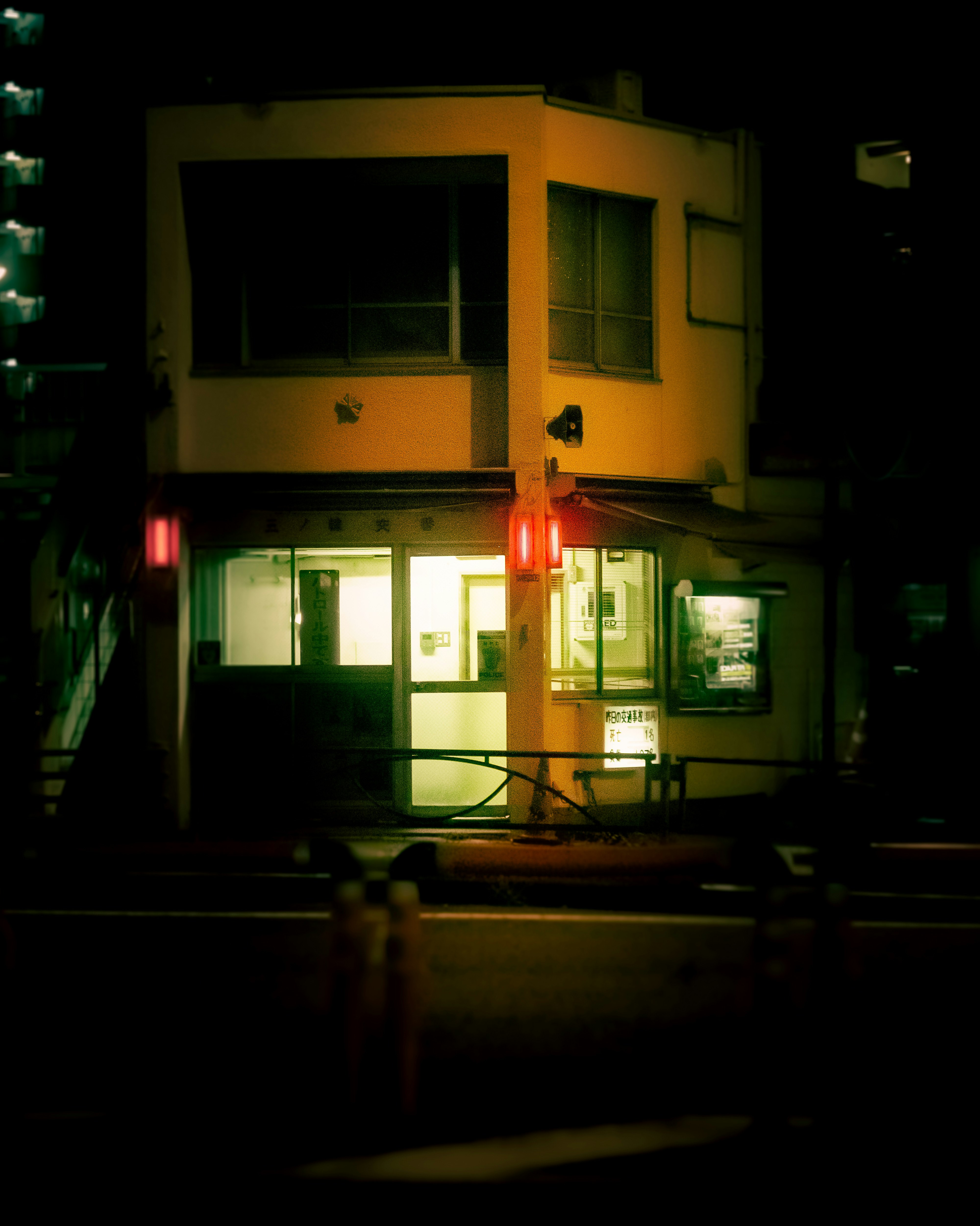 夜の街角で光る建物の外観