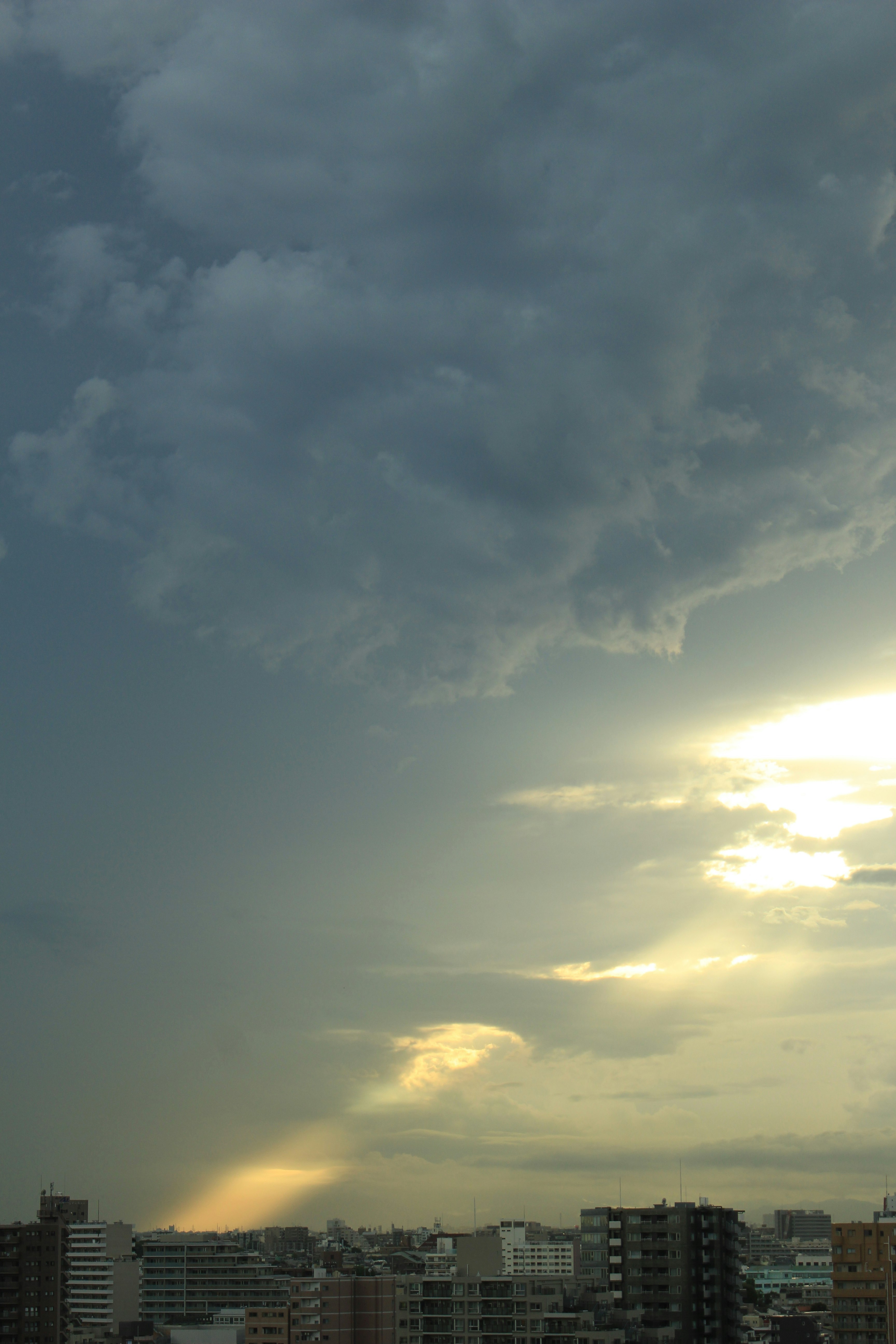 ゲリラ雷雨の後の夕暮れ空と雲の切れ間