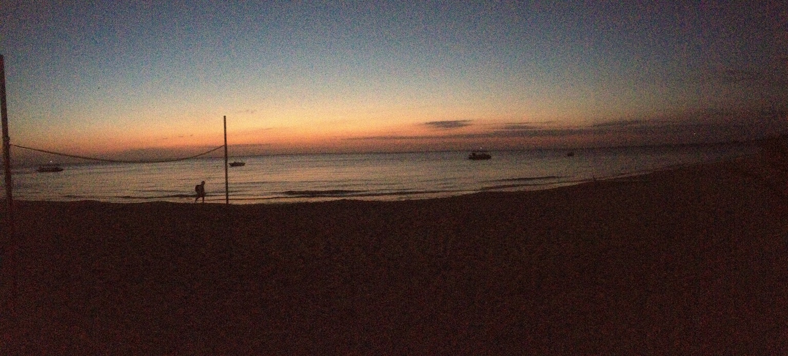 Mer calme avec un beau coucher de soleil
