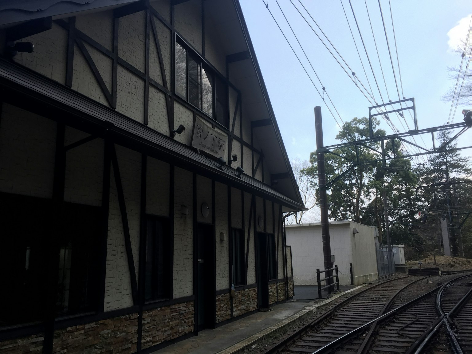 Vue panoramique d'un bâtiment de gare avec des voies ferrées