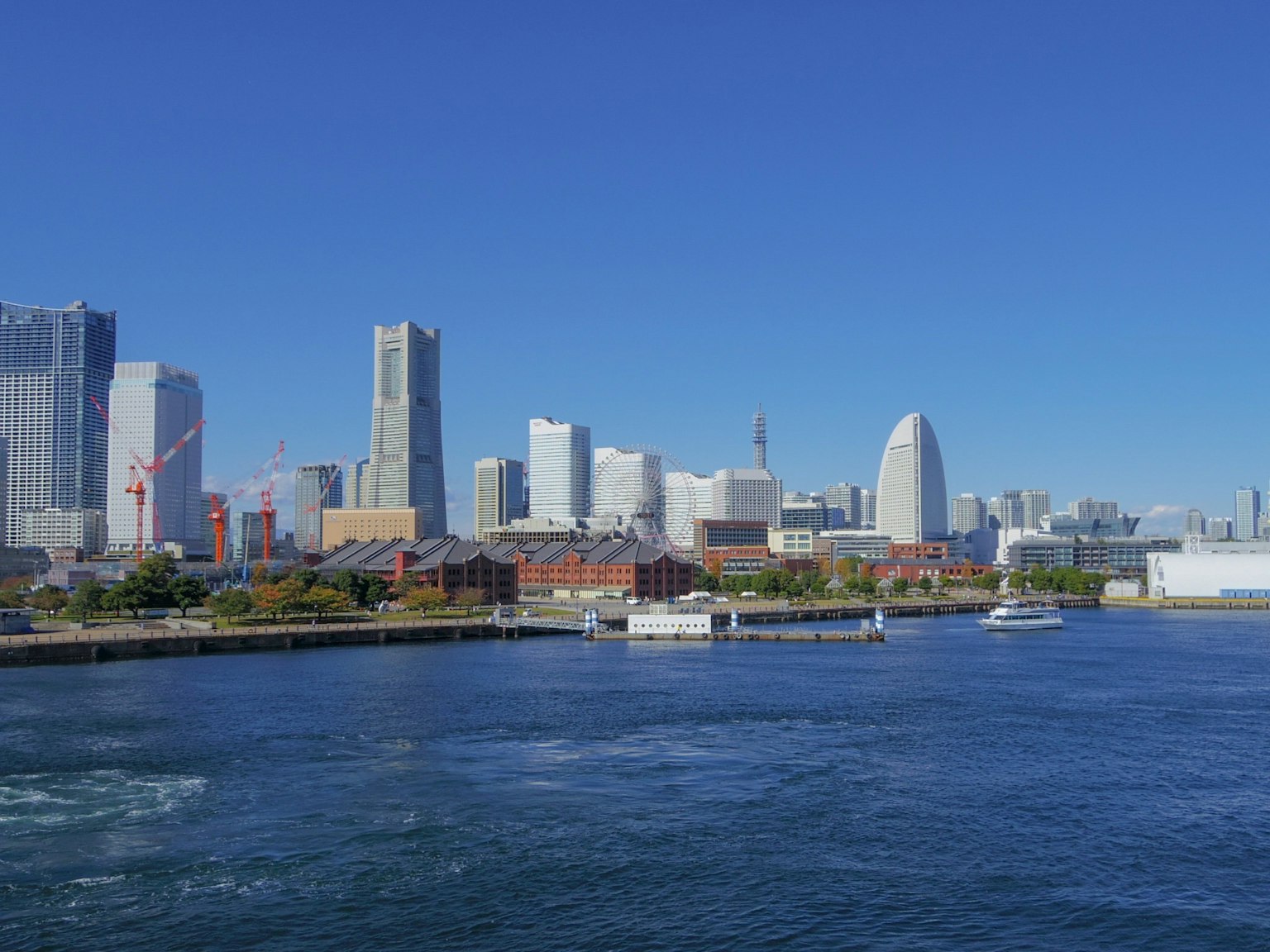 Skyline di Yokohama con edifici moderni e lungomare