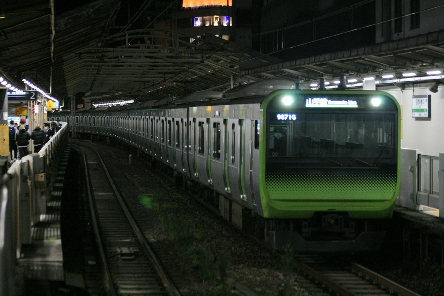 Kereta hijau di stasiun kereta bawah tanah Tokyo dalam suasana malam