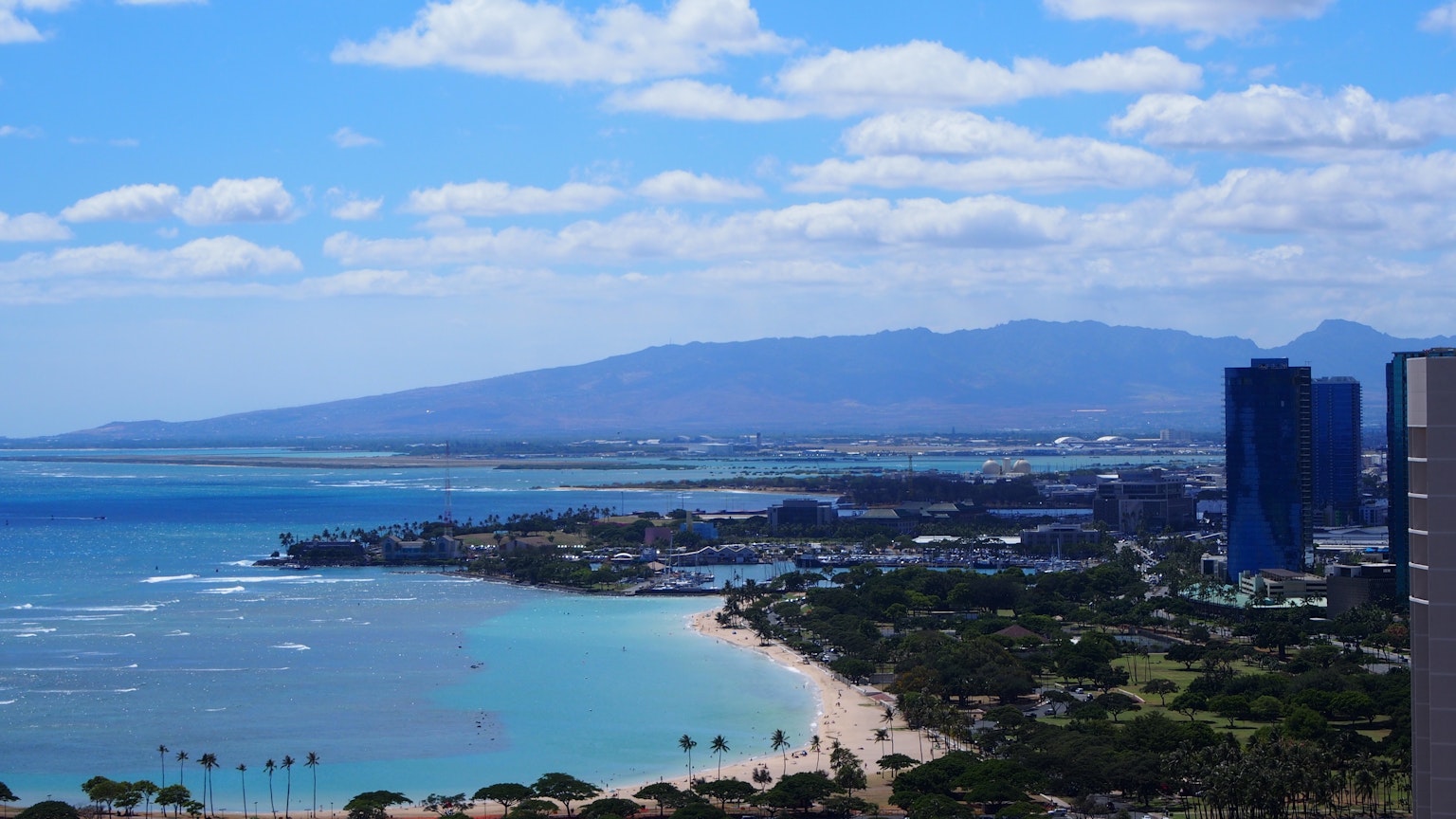 美麗的藍色海洋和天空景觀展示夏威夷海灘和摩天大樓