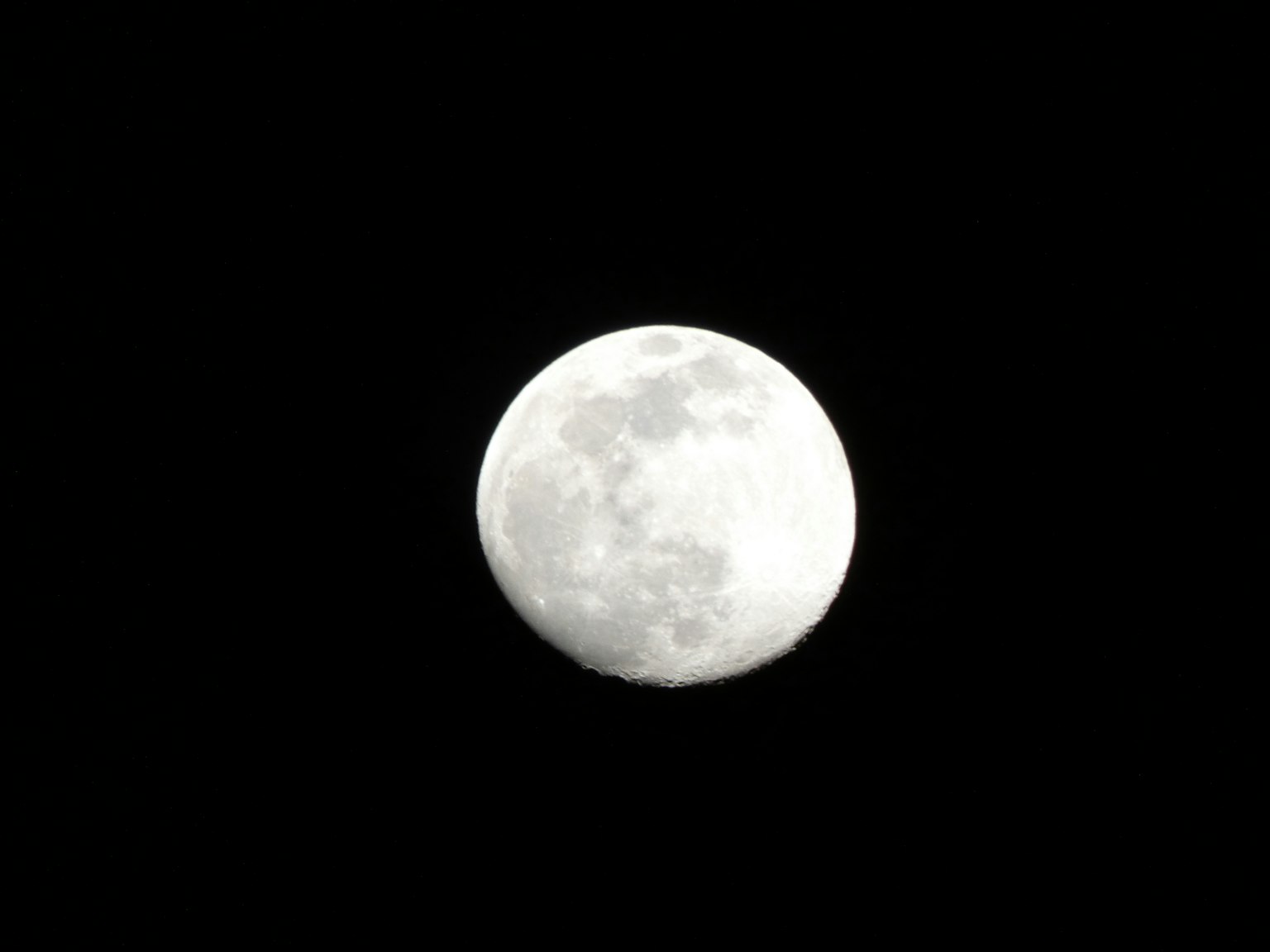 Bulan purnama yang cerah di latar belakang hitam