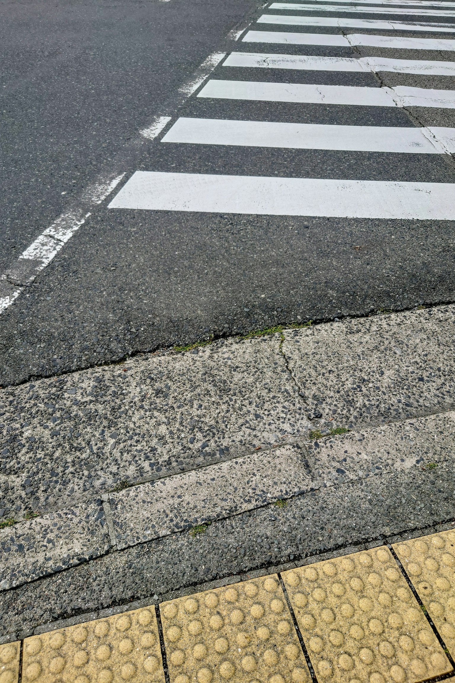 白色人行横道与铺砌道路的交叉点