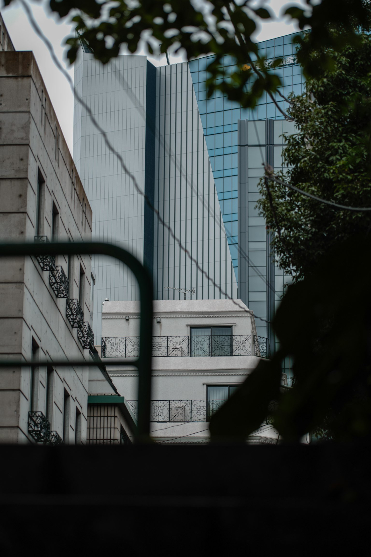 Paisaje urbano con rascacielos modernos y edificios antiguos
