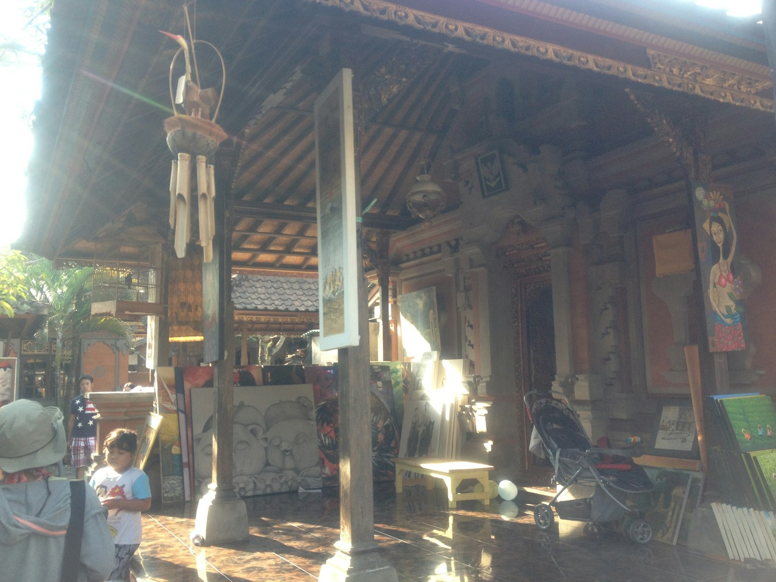 Tampilan luar bangunan tradisional Bali dengan dekorasi rumit