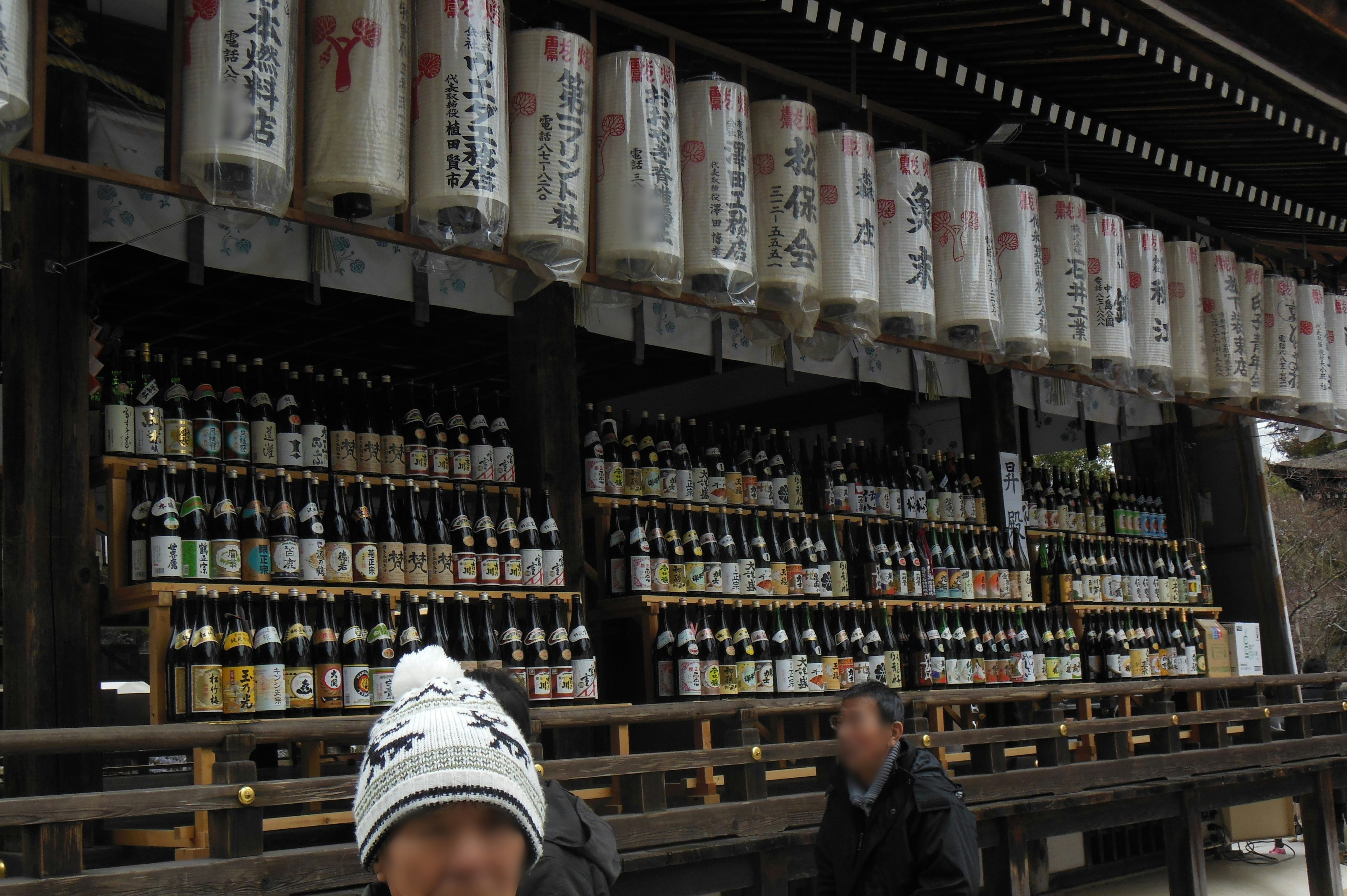 貨架上擺滿瓶裝飲品與罐裝食品的店內
