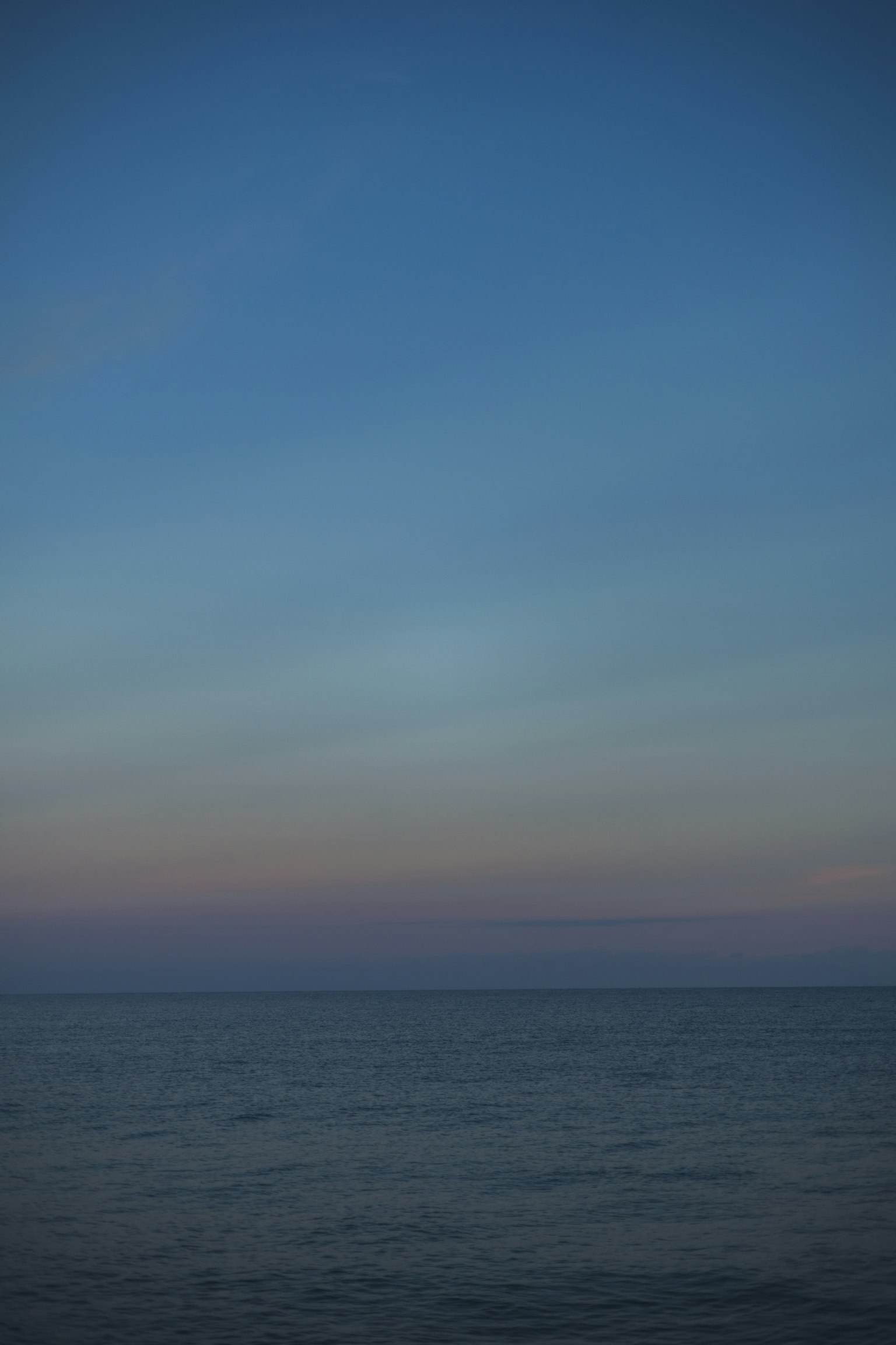 Paesaggio di mare calmo e cielo sfumato