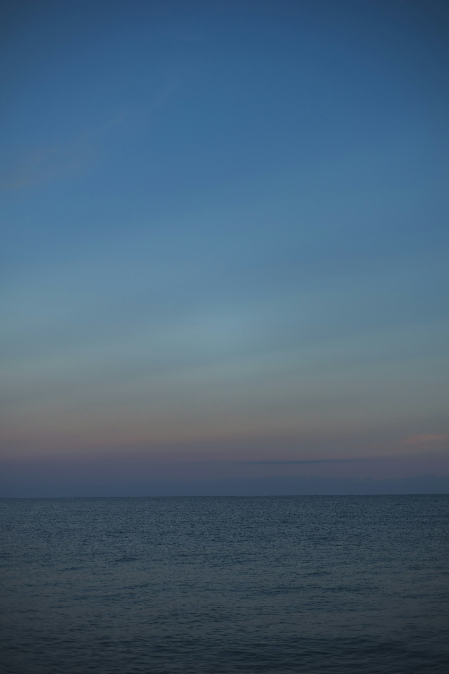 Ruhige See und Farbverlauf am Himmel