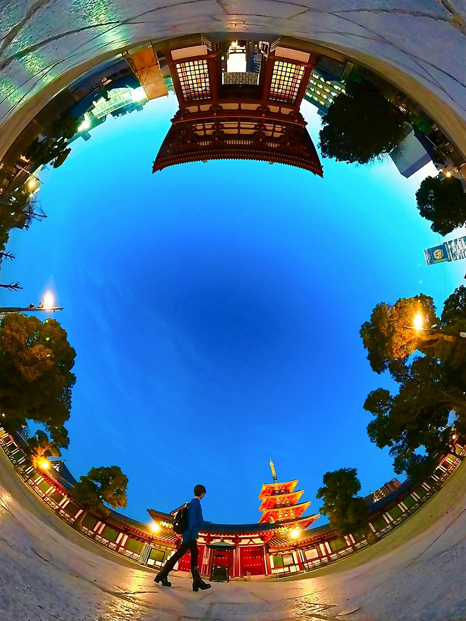 Blick auf den Senso-ji-Tempel mit blauem Himmel und einer Person, die geht