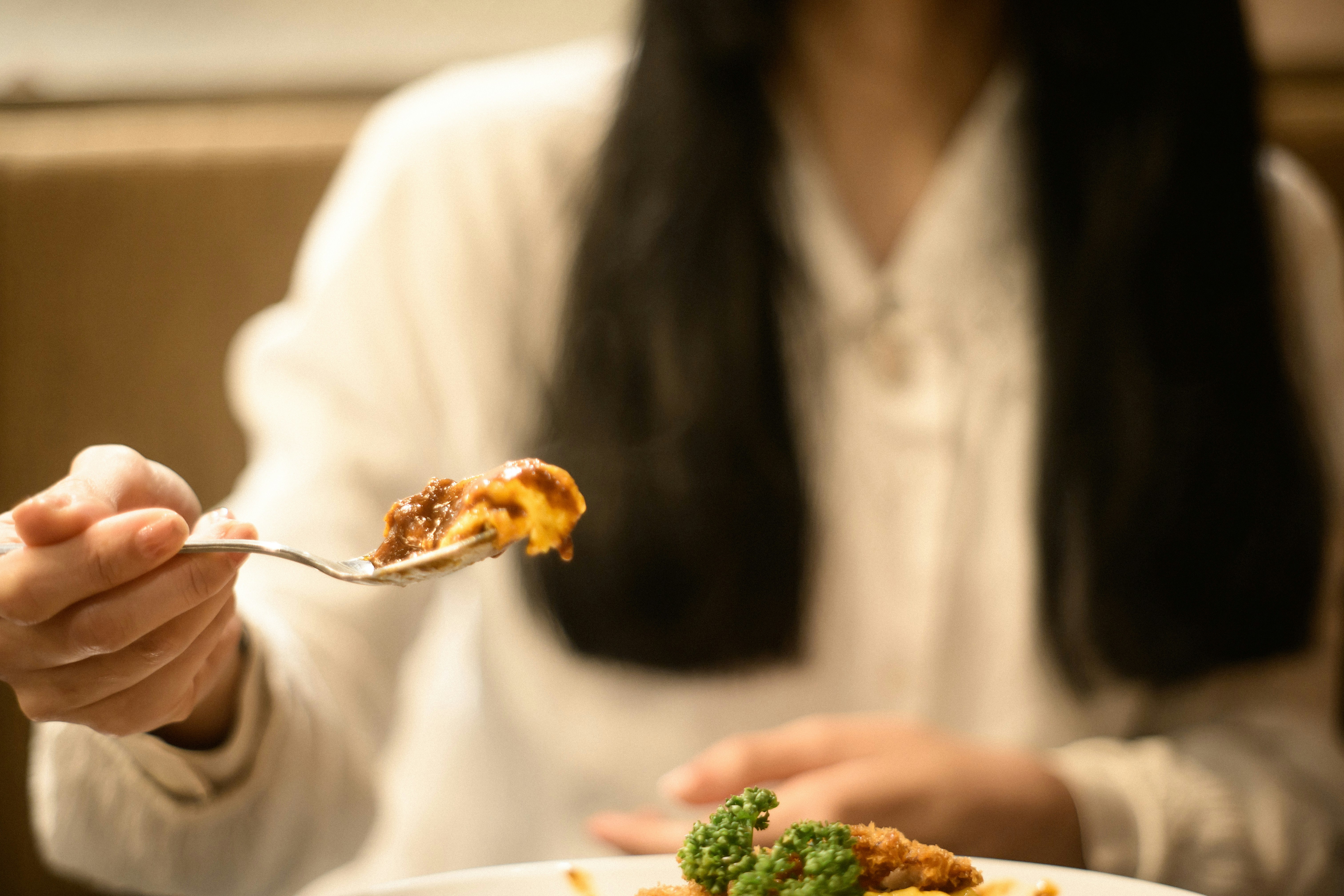 なつかしいもぐもぐオムライスを食べる手元の食卓