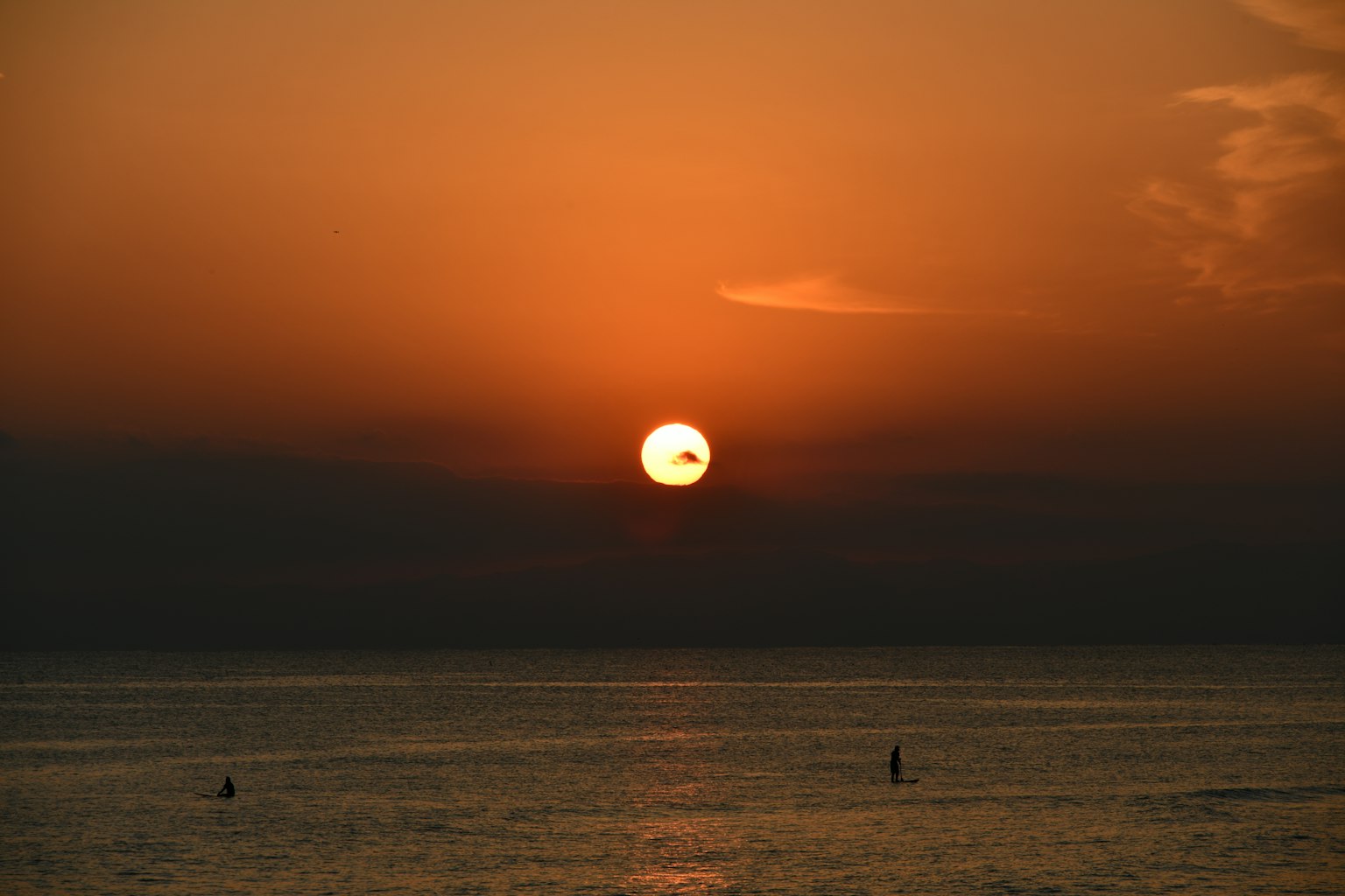 Atardecer sobre el océano con degradado naranja y azul