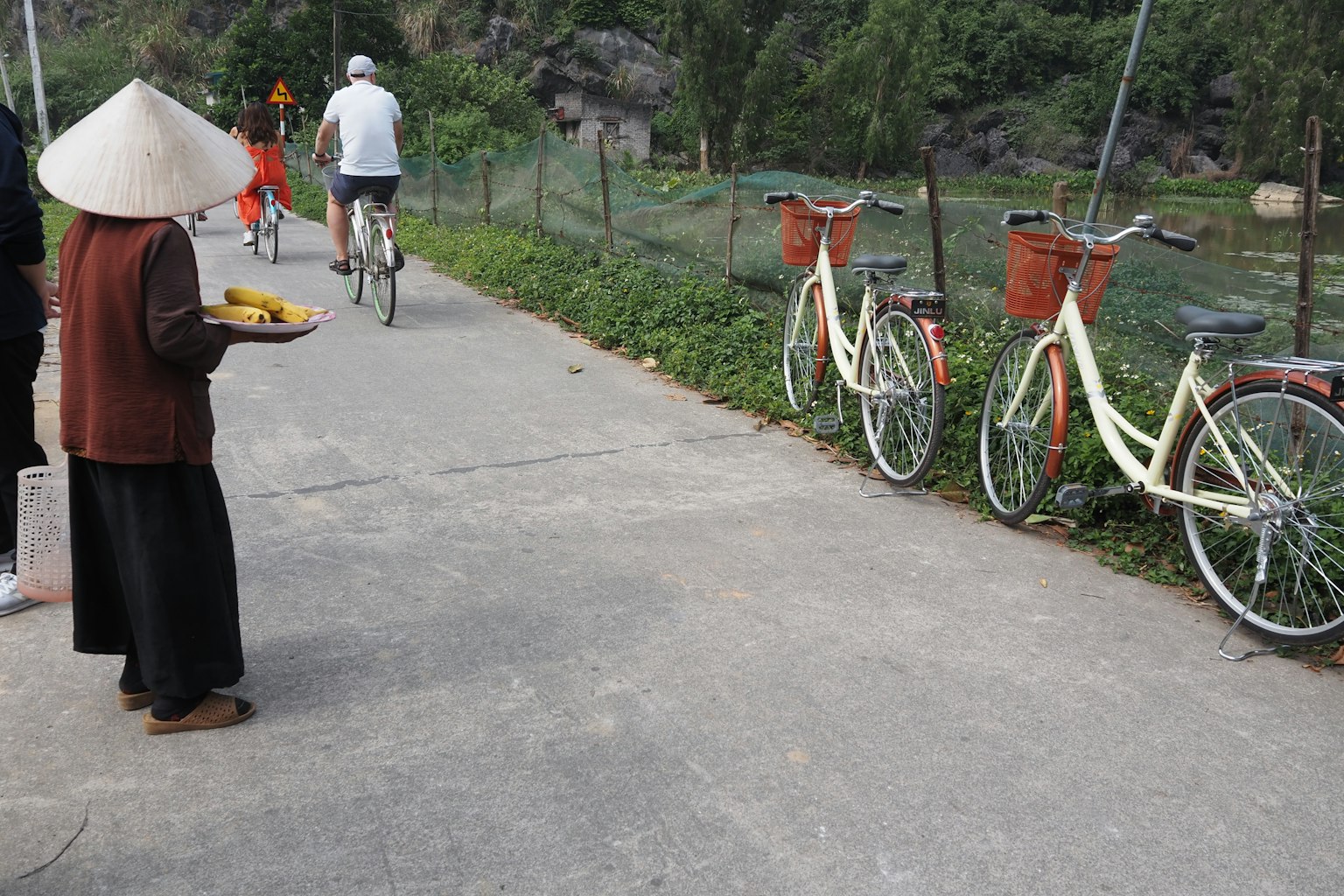 Donna che cammina su un sentiero con biciclette vicine