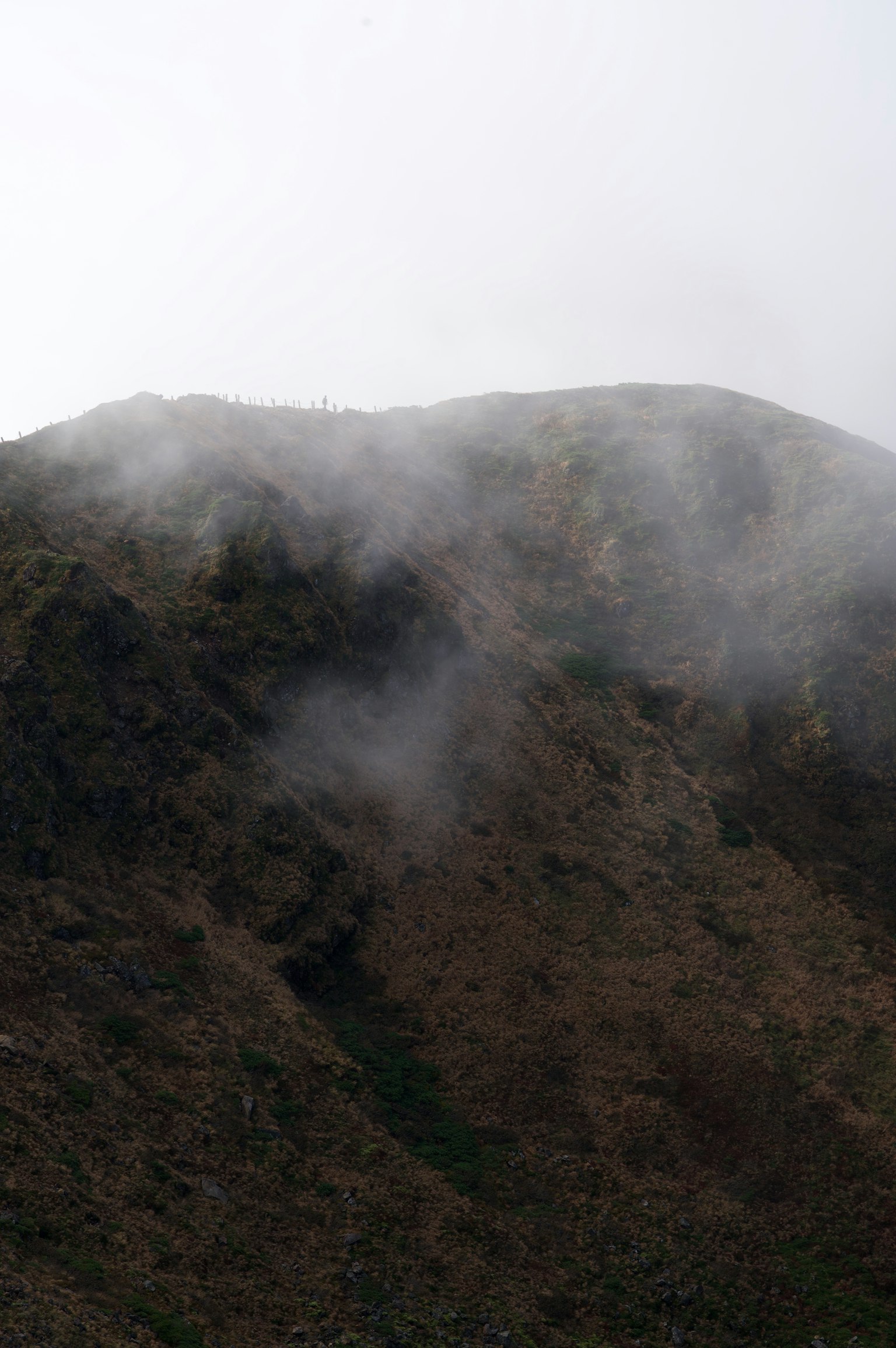 Nebeliger Berglandschaft mit ausgeprägten Erdtönen