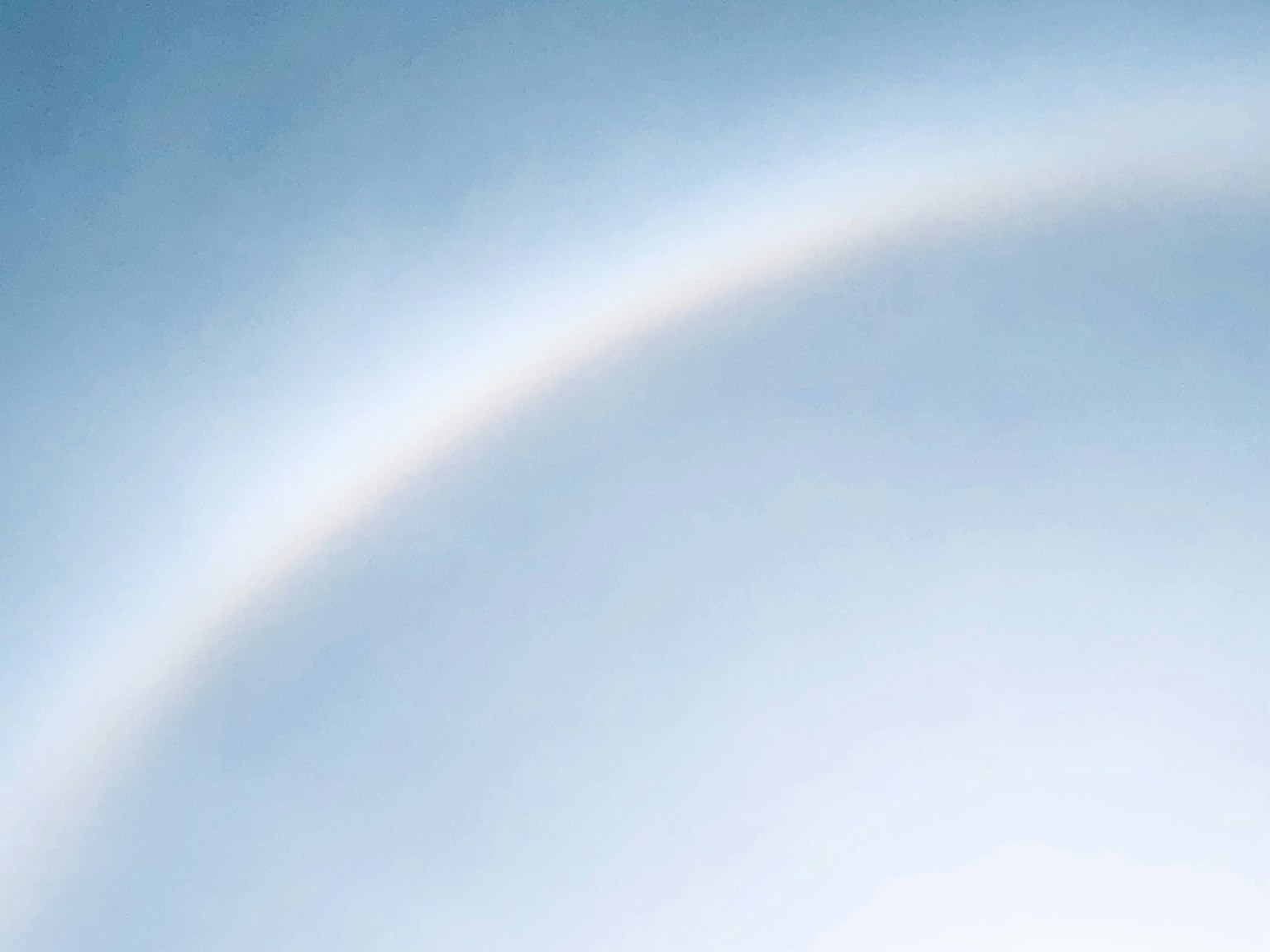 Un arco di sole pallido in un cielo blu