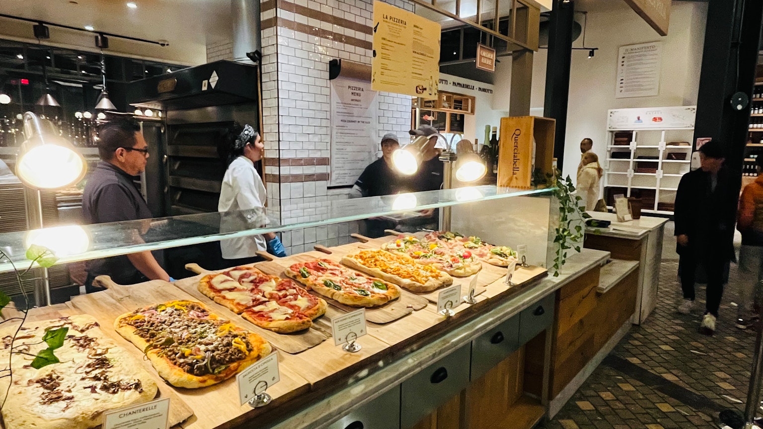 熱鬧的餐廳內部展示美味的披薩