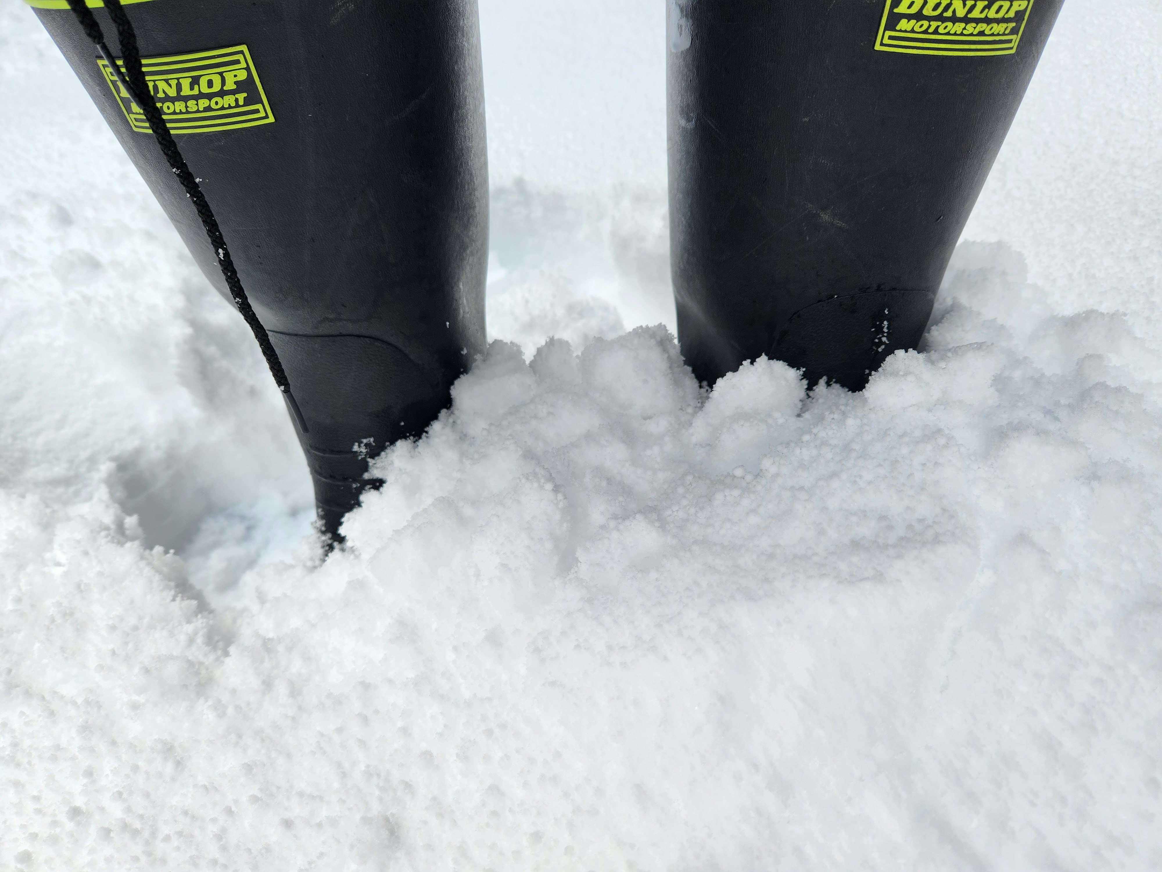 雪地裡帶輪的除雪車底部