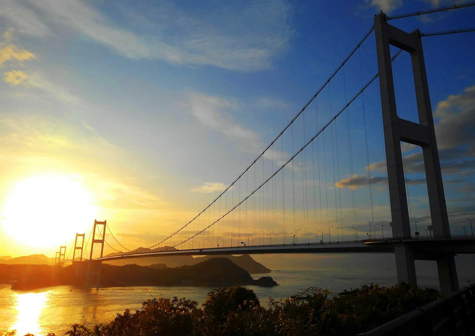 Silueta de un puente contra un atardecer vista hermosa