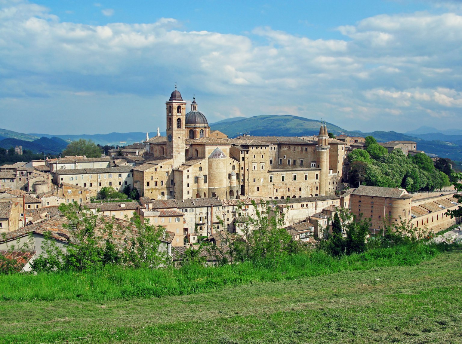 Bâtiments historiques d'Urbino sur une colline sous un ciel bleu