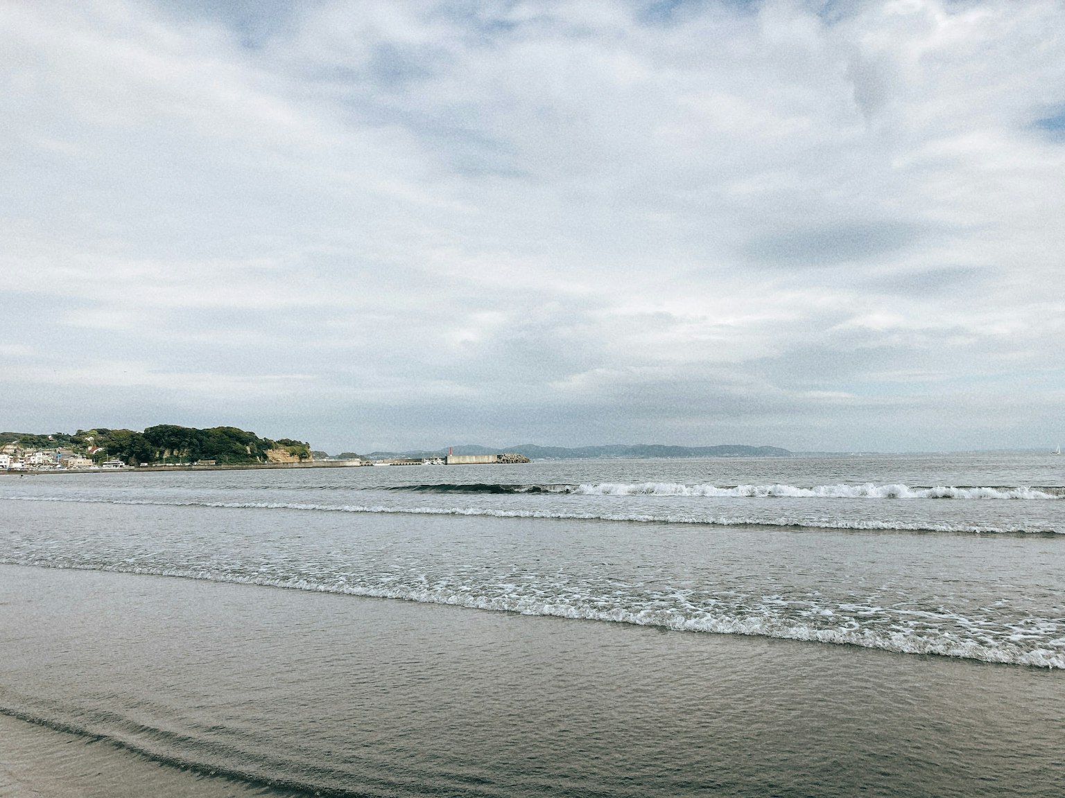 ทิวทัศน์ทะเลและท้องฟ้าที่สงบ ชายหาดทรายและคลื่น